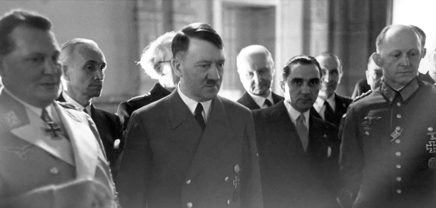 Hermann Göring (tv, Adolf Hitler (i midten).