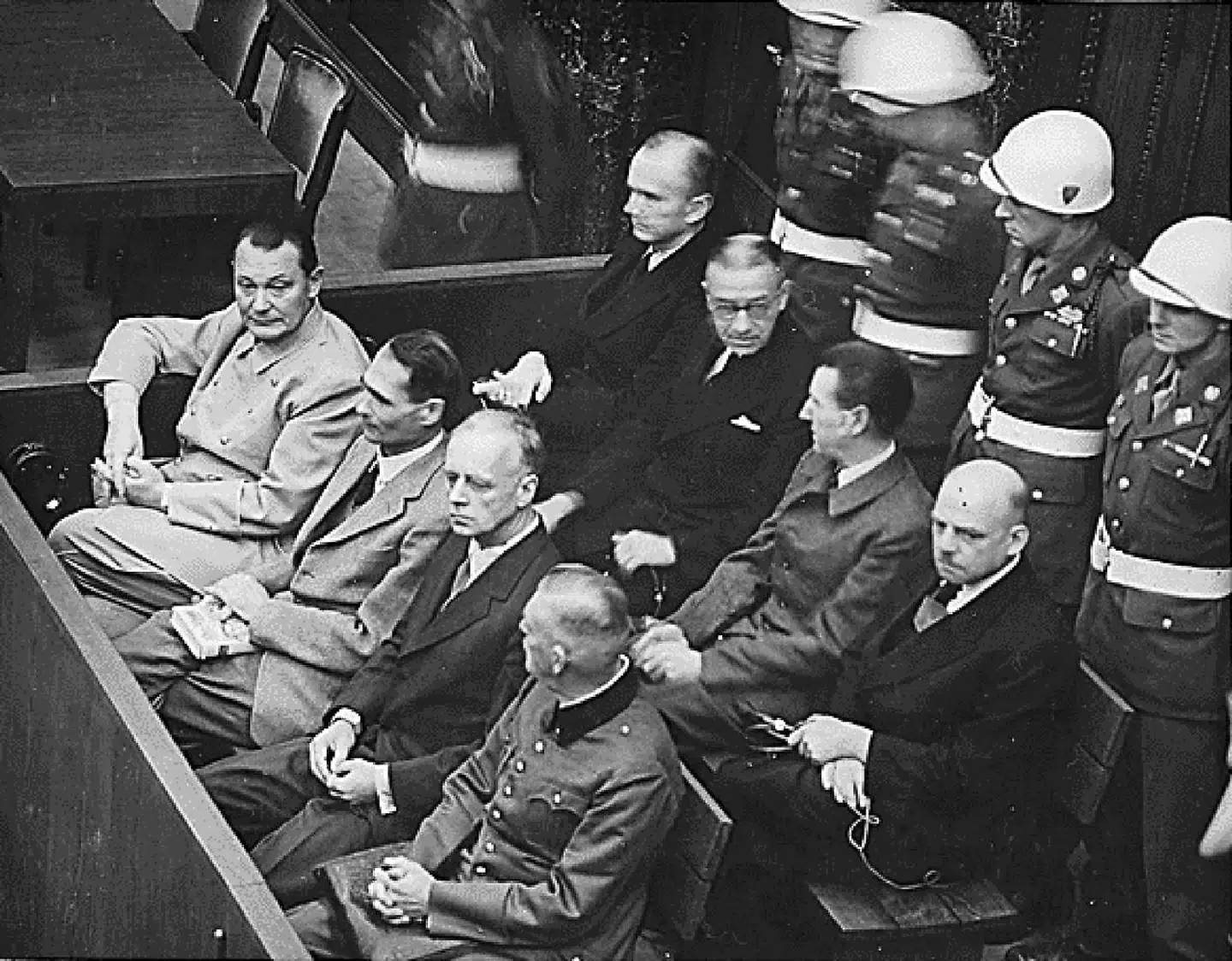 Nazister ved Nürnberg (venstre til højre, forreste række) Hermann Göring, Rudolf Hess, Joachim von Ribbentrop og Wilhelm Keitel.