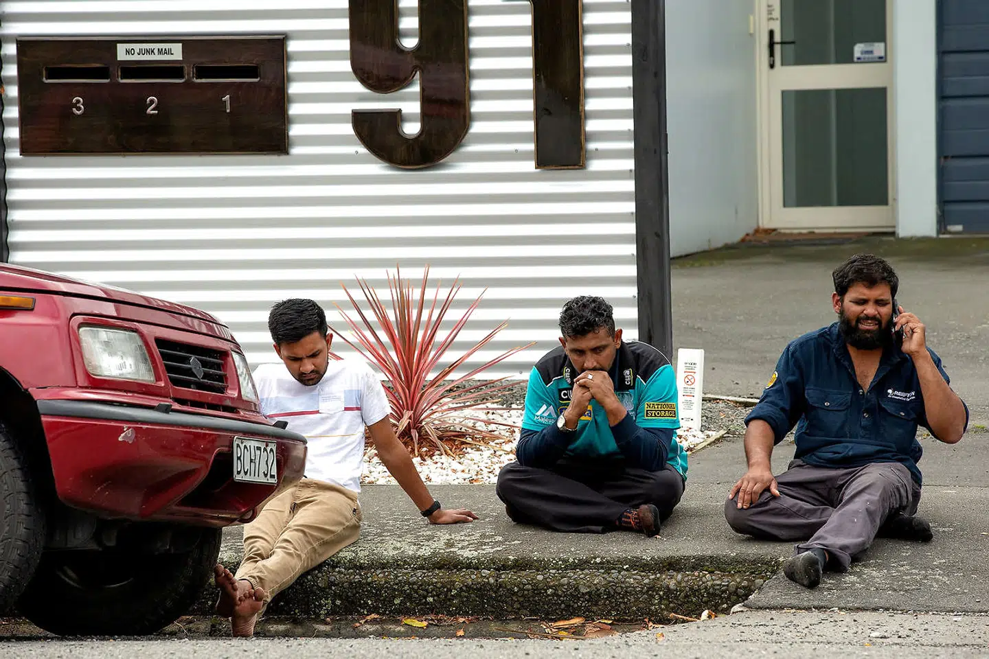 Grieving members of the public following a shooting at the Al Noor mosque in Christchurch, New Zealand, March 15, 2019. REUTERS/SNPA/Martin Hunter ATTENTION EDITORS - NO RESALES.NO ARCHIVES TPX IMAGES OF THE DAY. (Foto: STRINGER/Ritzau Scanpix)