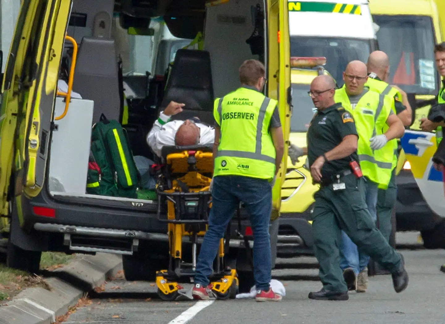 An injured person is loaded into an ambulance following a shooting at the Al Noor mosque in Christchurch, New Zealand, March 15, 2019. REUTERS/SNPA/Martin Hunter ATTENTION EDITORS - NO RESALES.NO ARCHIVES TPX IMAGES OF THE DAY. (Foto: Stringer ./Ritzau Scanpix)