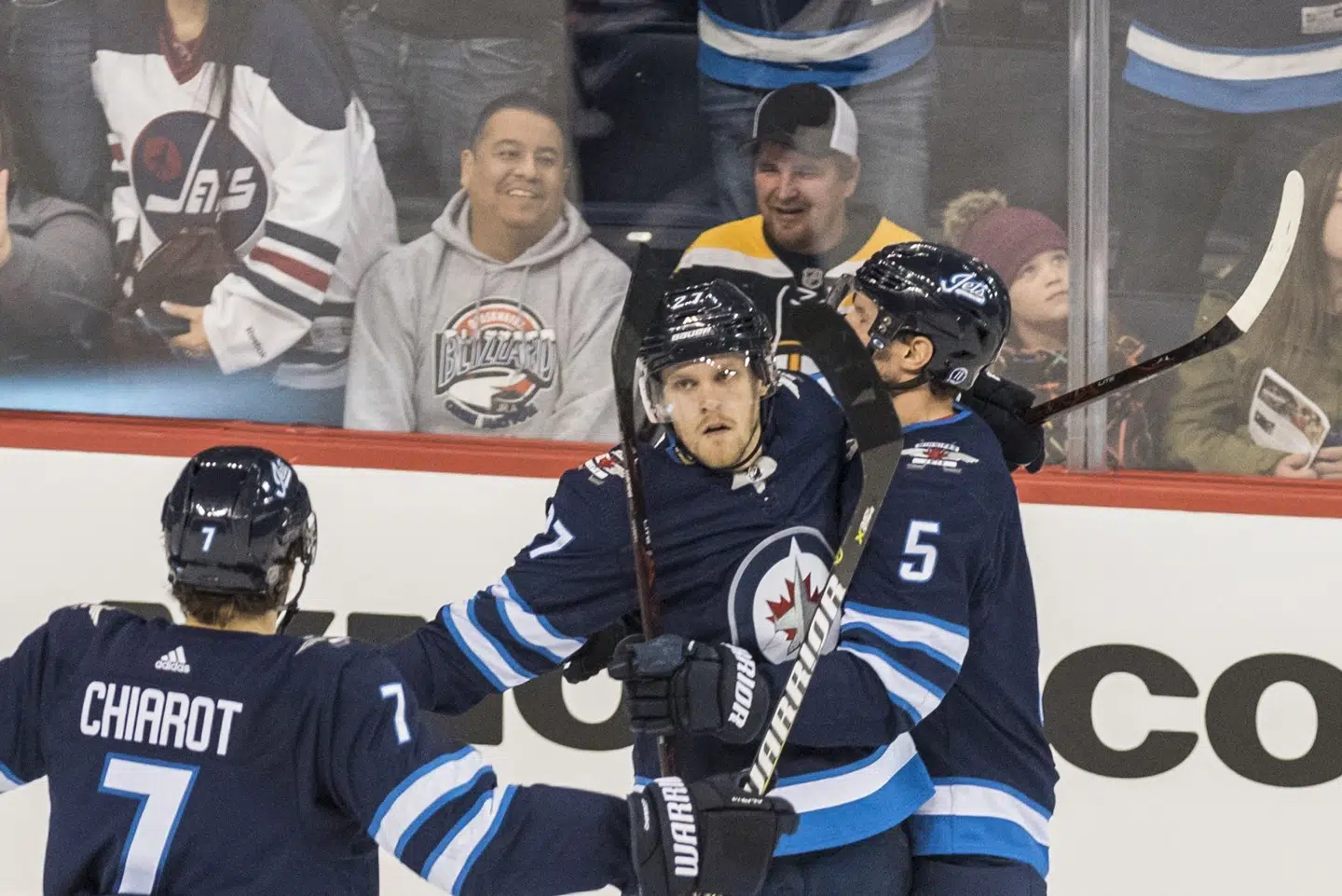 Nikolaj Ehlers (i midten) fejrede sin scoring mod Boston Bruins i en klump af Winnipeg Jets-spillere. David Lipnowski/Ritzau Scanpix