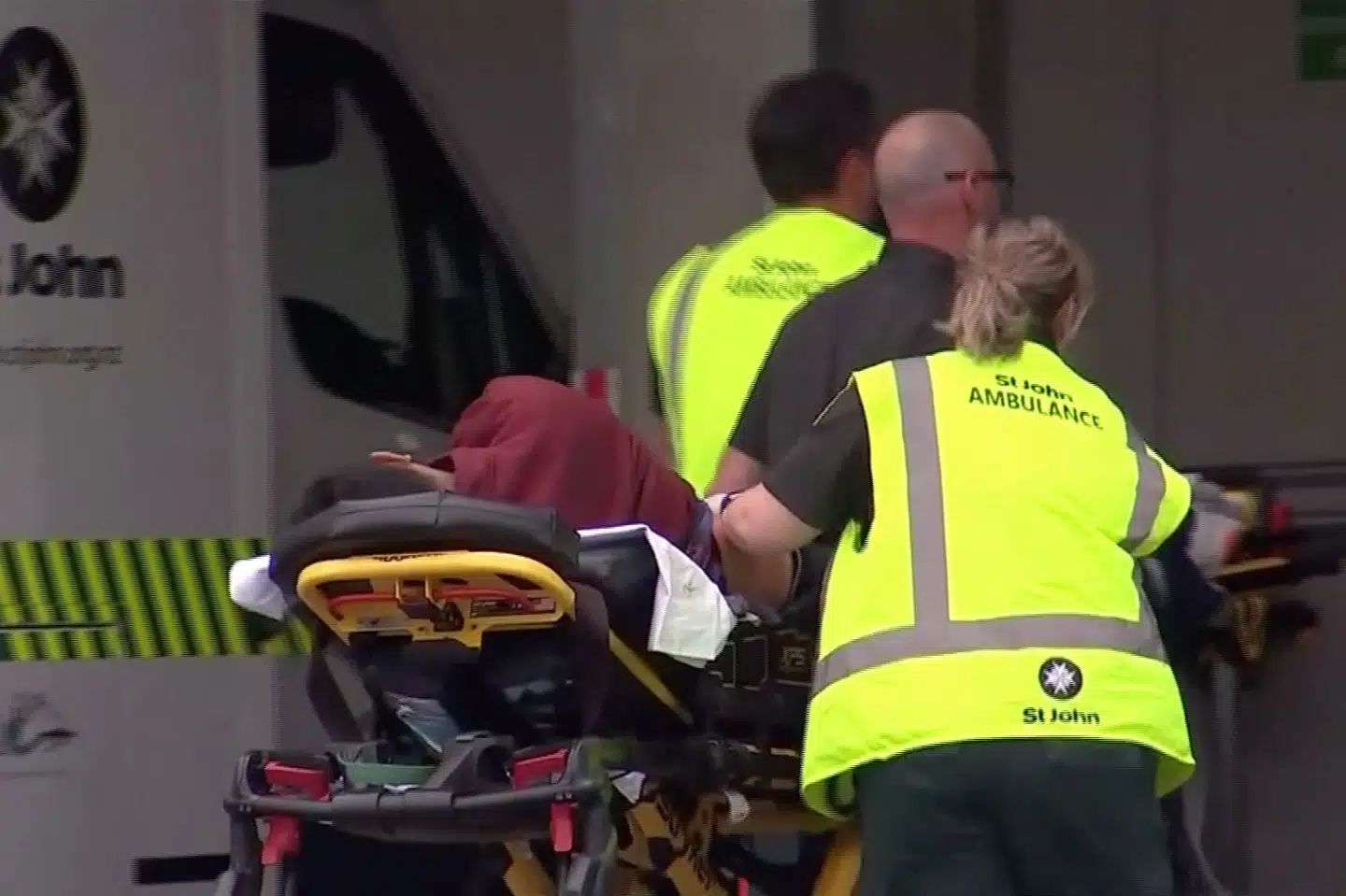 Redningsmandskab ankommer med en person på en båre til et hospital i Christchurch i New Zealand, hvor der meldes om et blodigt skyderi ved en moské. Reuters Tv/Reuters
