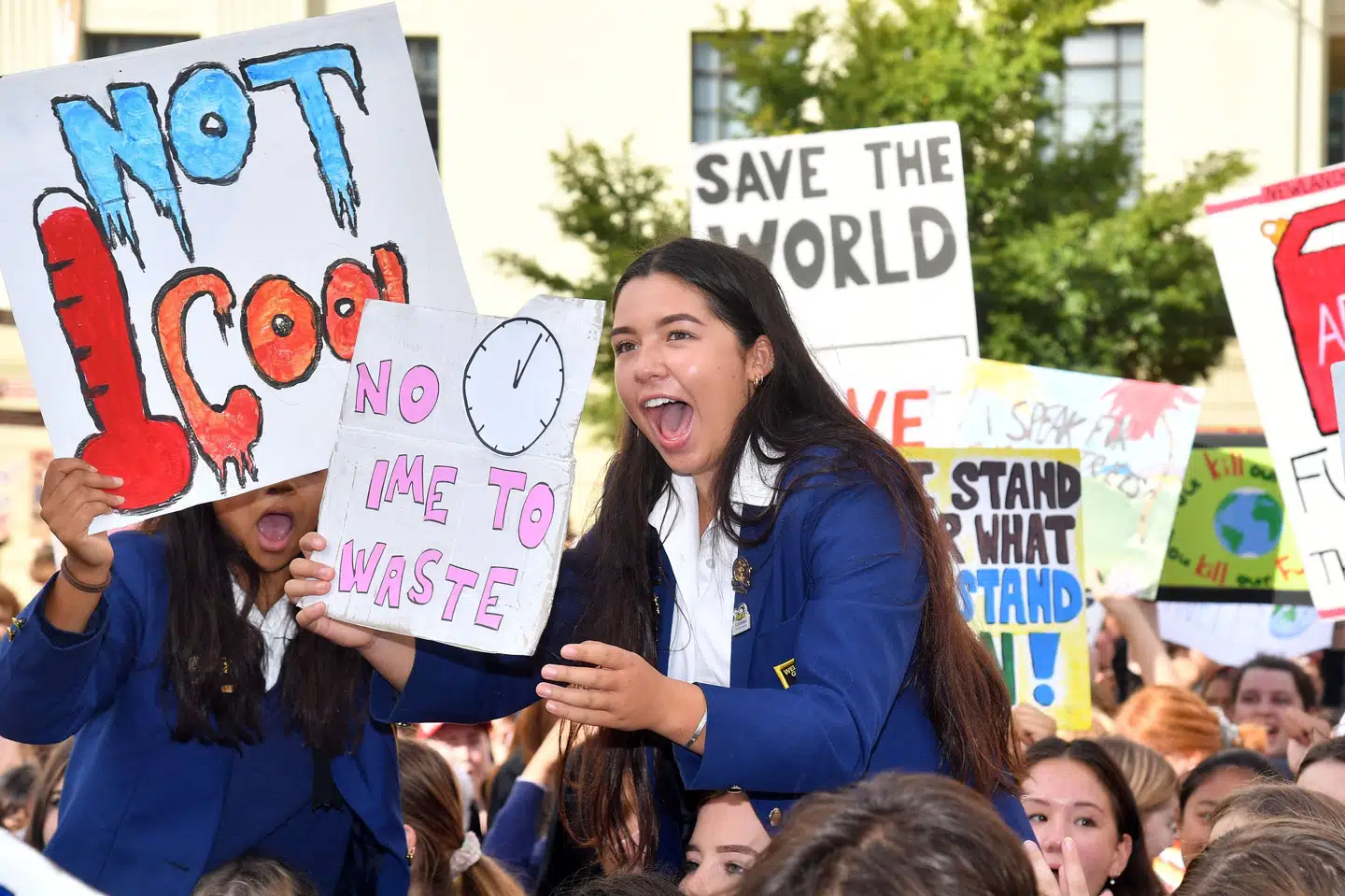 Skoleelever demonstrerer mod de manglende fremskridt i klimakampen, her i Wellington i New Zealand, som er en af de første byer, hvor fredagens globale klimademonstrationer er indledt. Marty Melville/Ritzau Scanpix