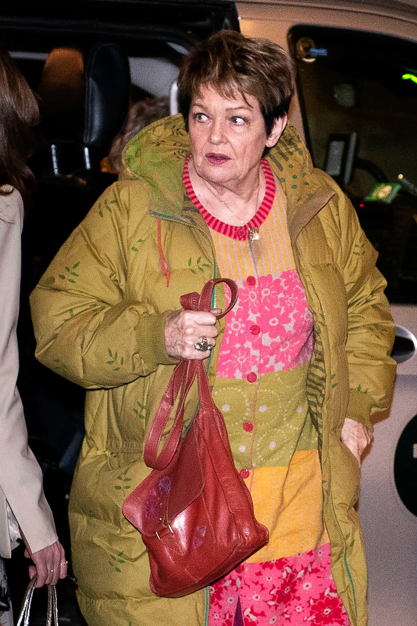 Ghita Nørby ankommer til biografen Grand Teatret, samme dag som debatten om readioprogrammet 'Hele Danmarks Ghita' kører.