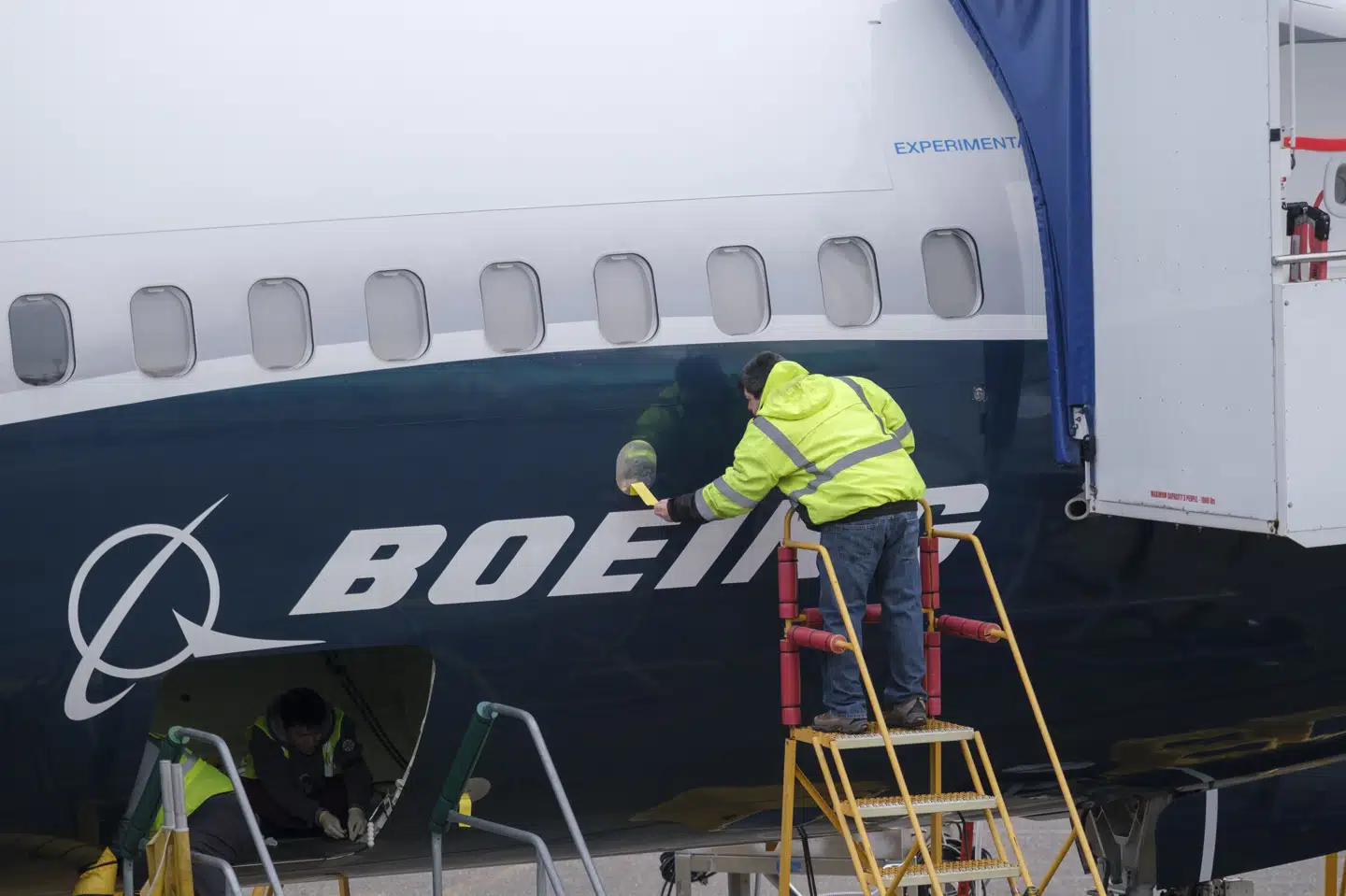 Ansatte på Boeing-fabrikken uden for Seattle i det nordvestlige USA arbejder på endnu et eksemplar af 737 MAX, der er den amerikanske flyproducents nyeste flytype. Stephen Brashear/Ritzau Scanpix