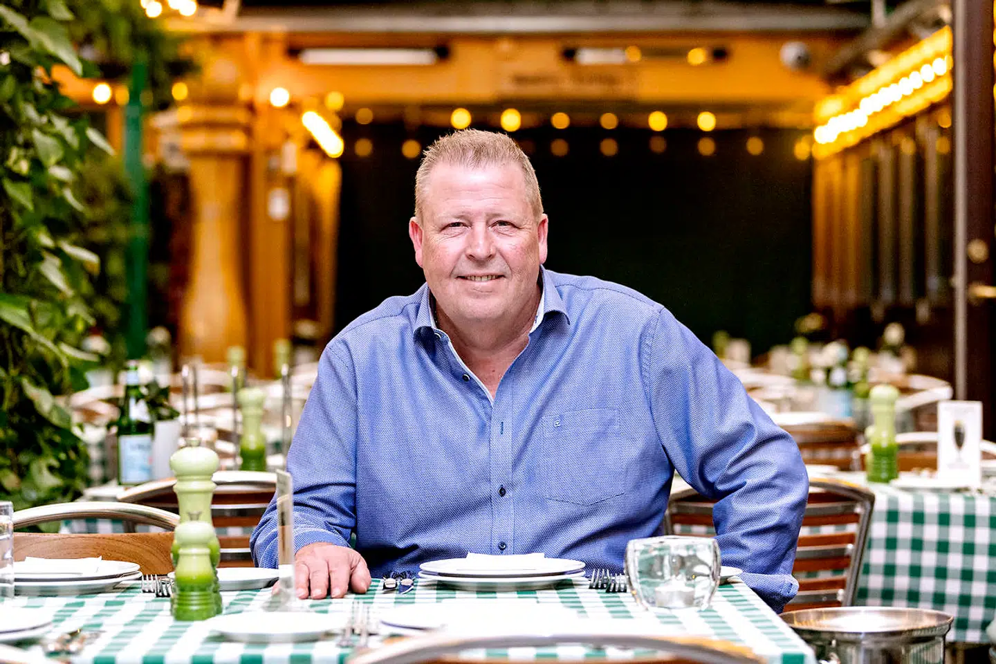 Danskernes høflighed eller mangel på samme. John Christensen er ejer af restaurant Hansens Gamle Familiehave på Frederiksberg. John har oplevet, at gæsternes opmærksomhed og høflighed er blevet mindre. Særligt er det galt med brugen af mobiltelefoner, og så er de yngre generationer bare ikke opdraget til ordentlig opførsel.