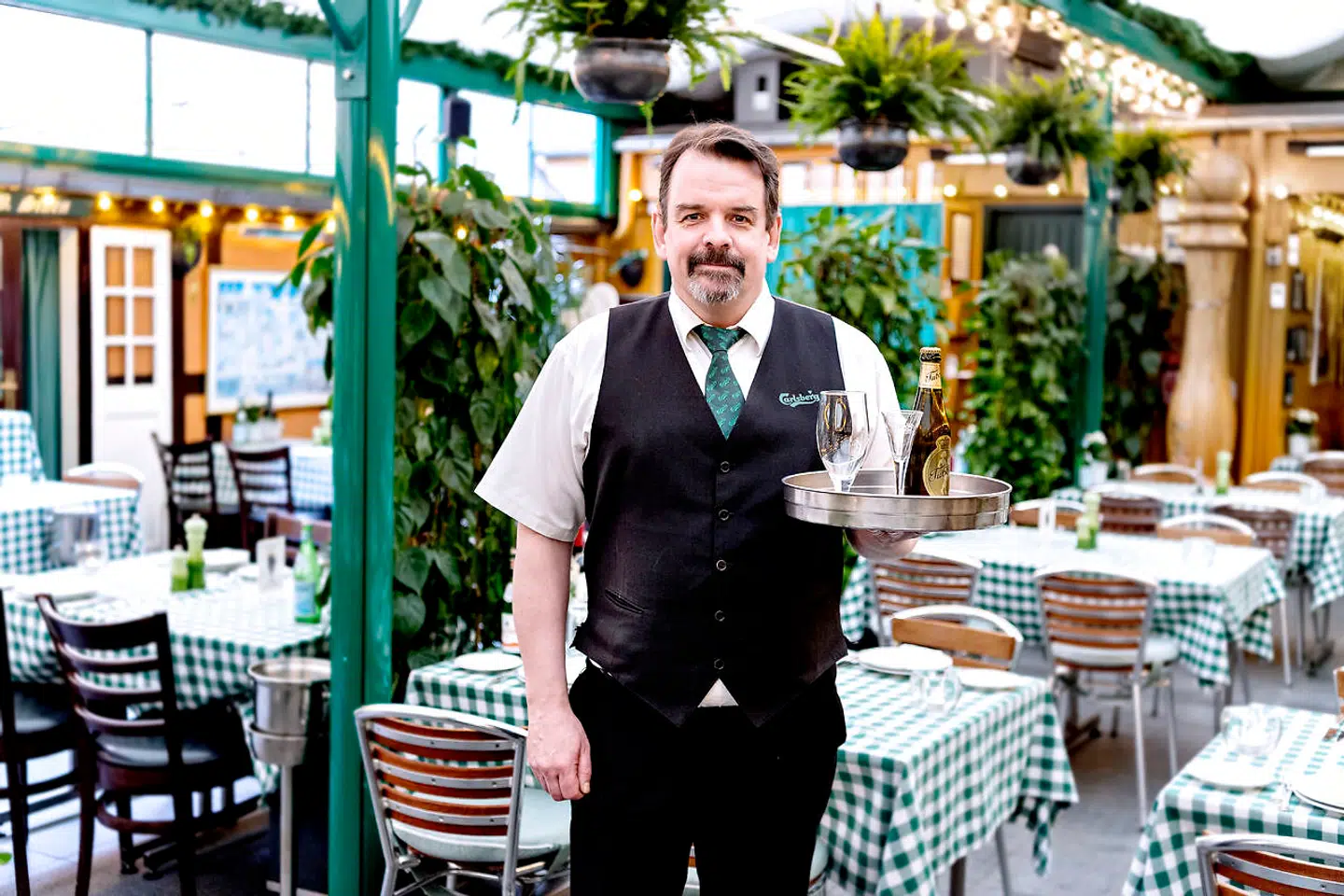 Danskernes høflighed eller mangel på samme. Jan er tjener på restaurant Hansens Gamle Familiehave på Frederiksberg. Jan har oplevet, at gæsternes opmærksomhed og høflighed er blevet mindre. Særligt er det galt med brugen af mobiltelefoner, og så er de yngre generationer bare ikke opdraget til ordentlig opførsel.