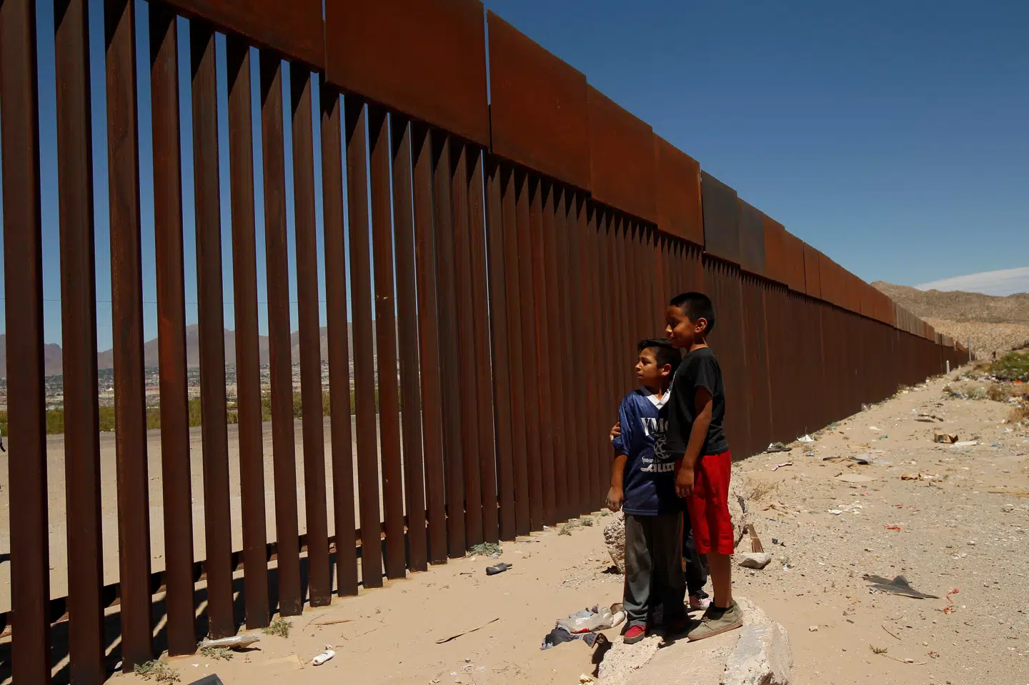 Senatet i Washington er ikke villig til at følge præsident Donald Trump og få bygget en mur mod Mexico uden Kongressens godkendelse. Flere af hans egne republikanere er med til at ophæve den nødretstilstand, han har erklæret ved grænsen. Jose Luis Gonzalez/Reuters