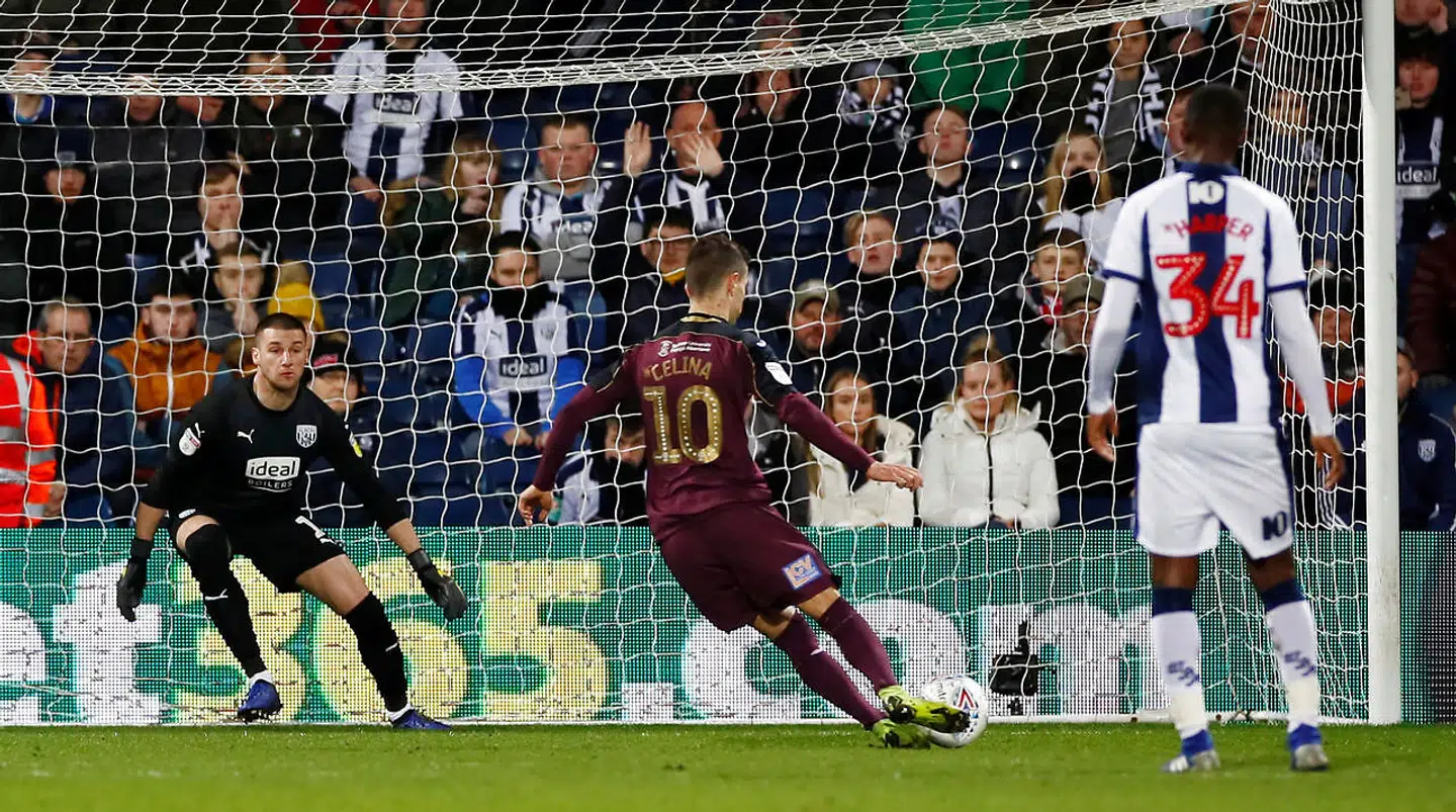 Her brænder Bersant Celina på katastrofal et straffespark for Swansea.