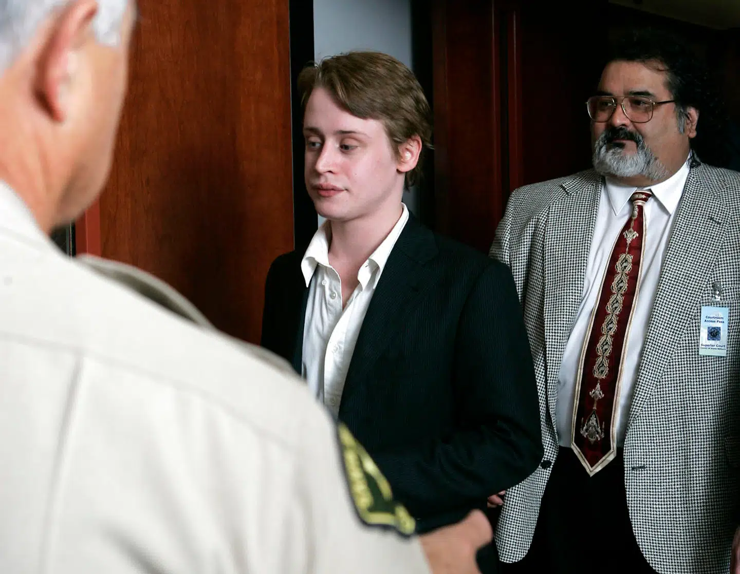 En 24-årig Macaulay Culkin på vej i retten for at forsvare Michael Jackson i 2005.