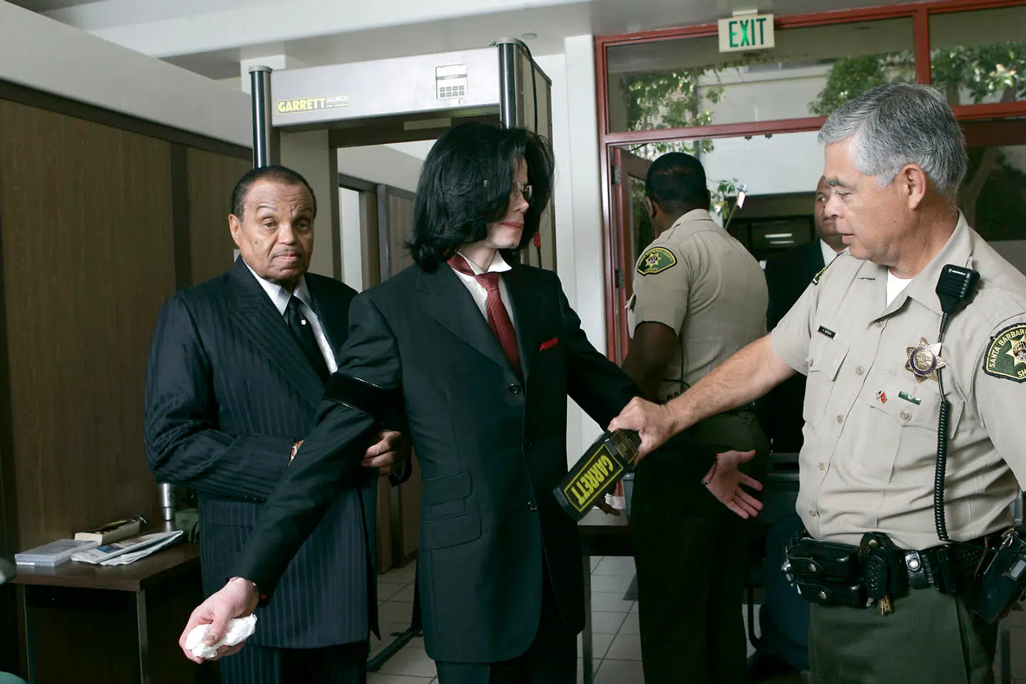 Michael Jackson sikkerhedstjekkes på vej ind til retslokalet, hvor han sad på anklagebænken i 2005. Også i 1993 var han underanklage, men gik fri.