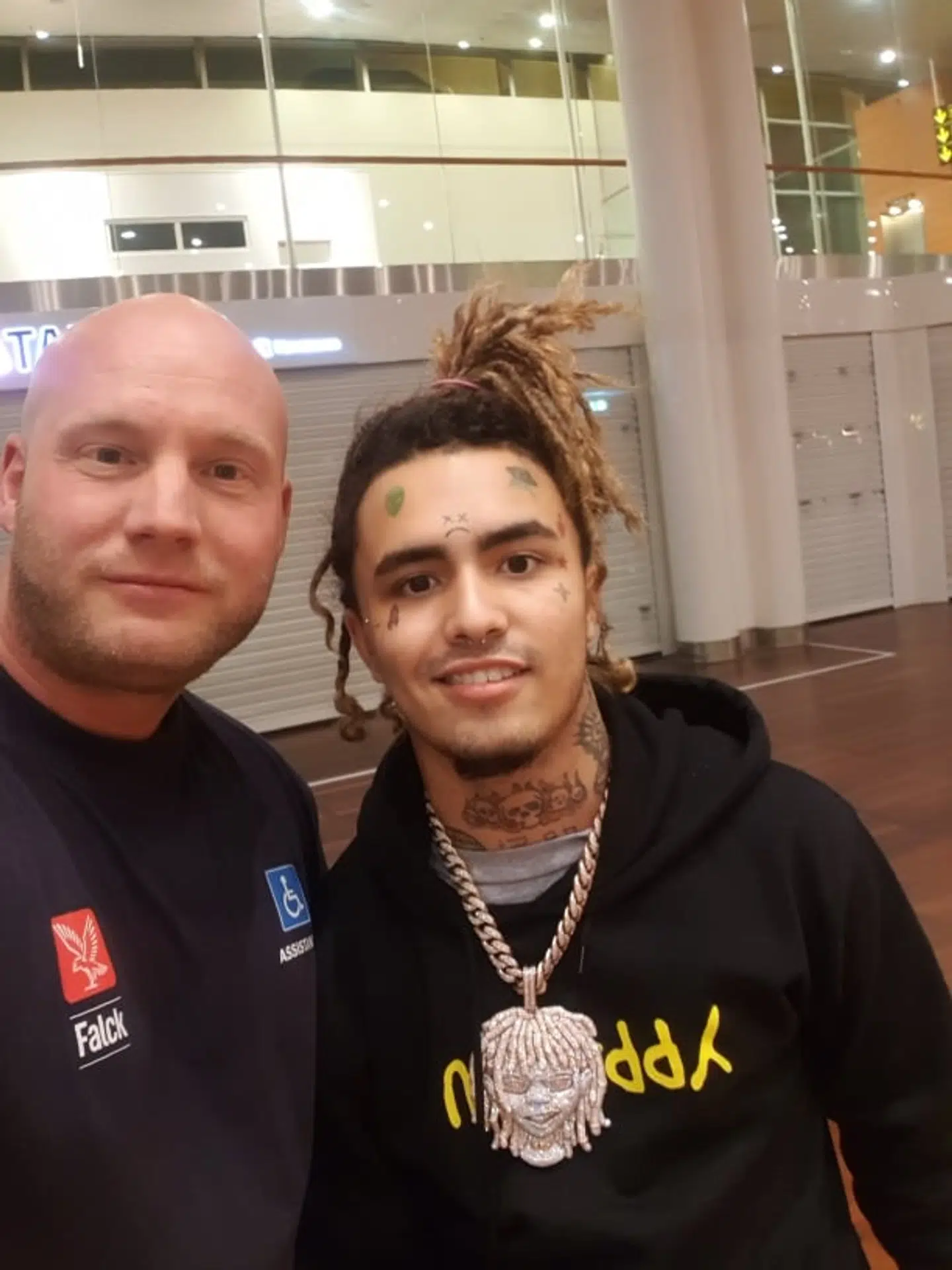 Klaus Snedker sammen med den amerikanske rapper Lil Pump.