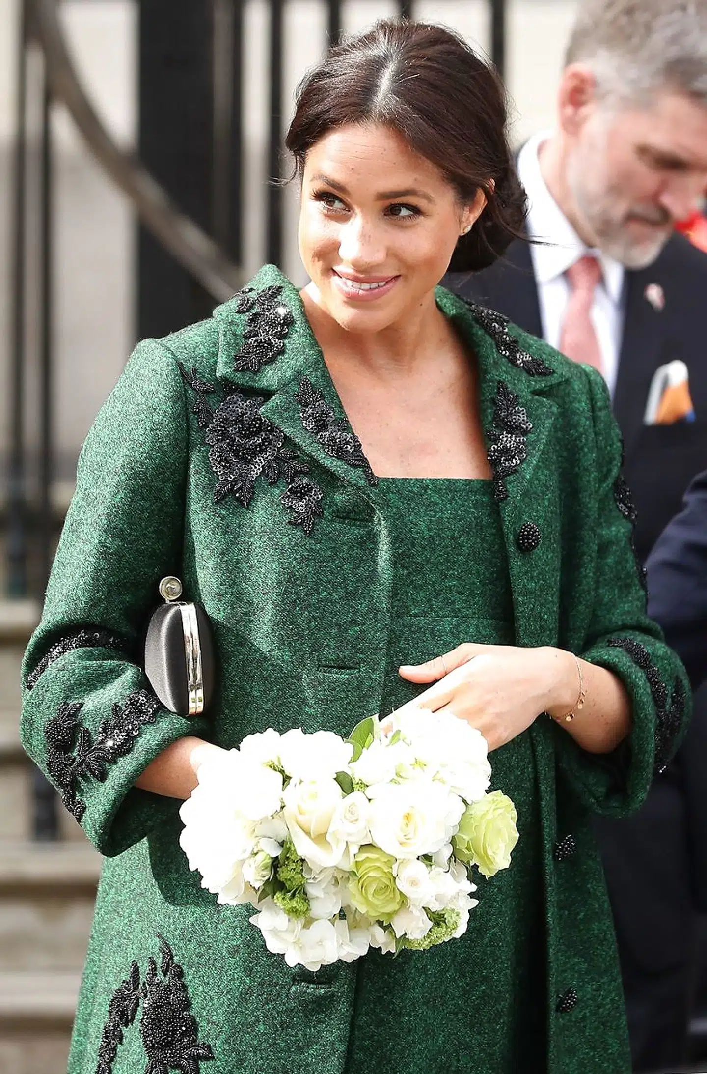 Den mørkegrønne kjole, som hertuginde Meghan bar ved Commonwealth Day, var i uld og påført broderier. (Photo by Daniel LEAL-OLIVAS / AFP)