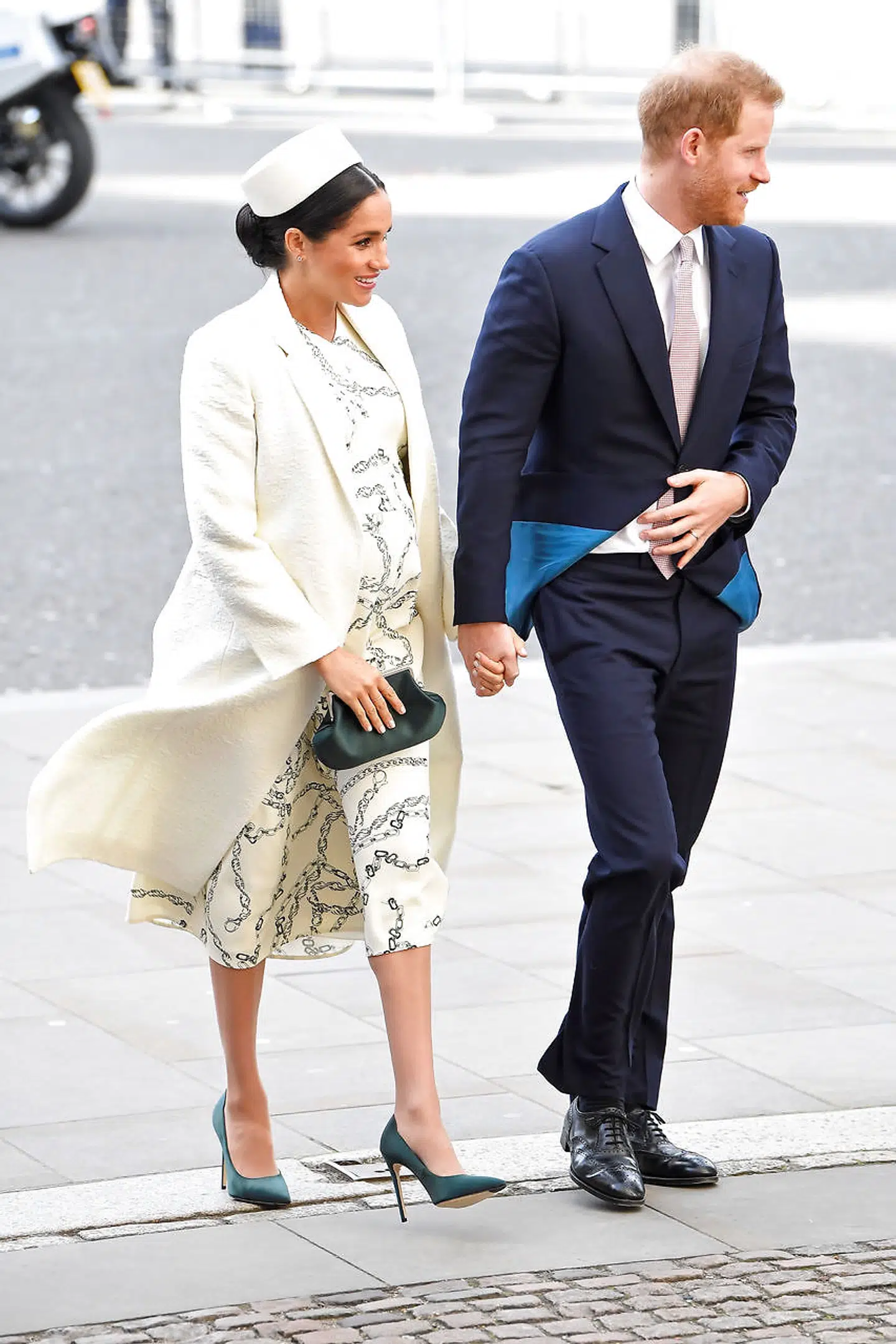 Den hvide kjole, som Hertuginden bar, er designet af Victoria Beckham. REUTERS/Toby Melville