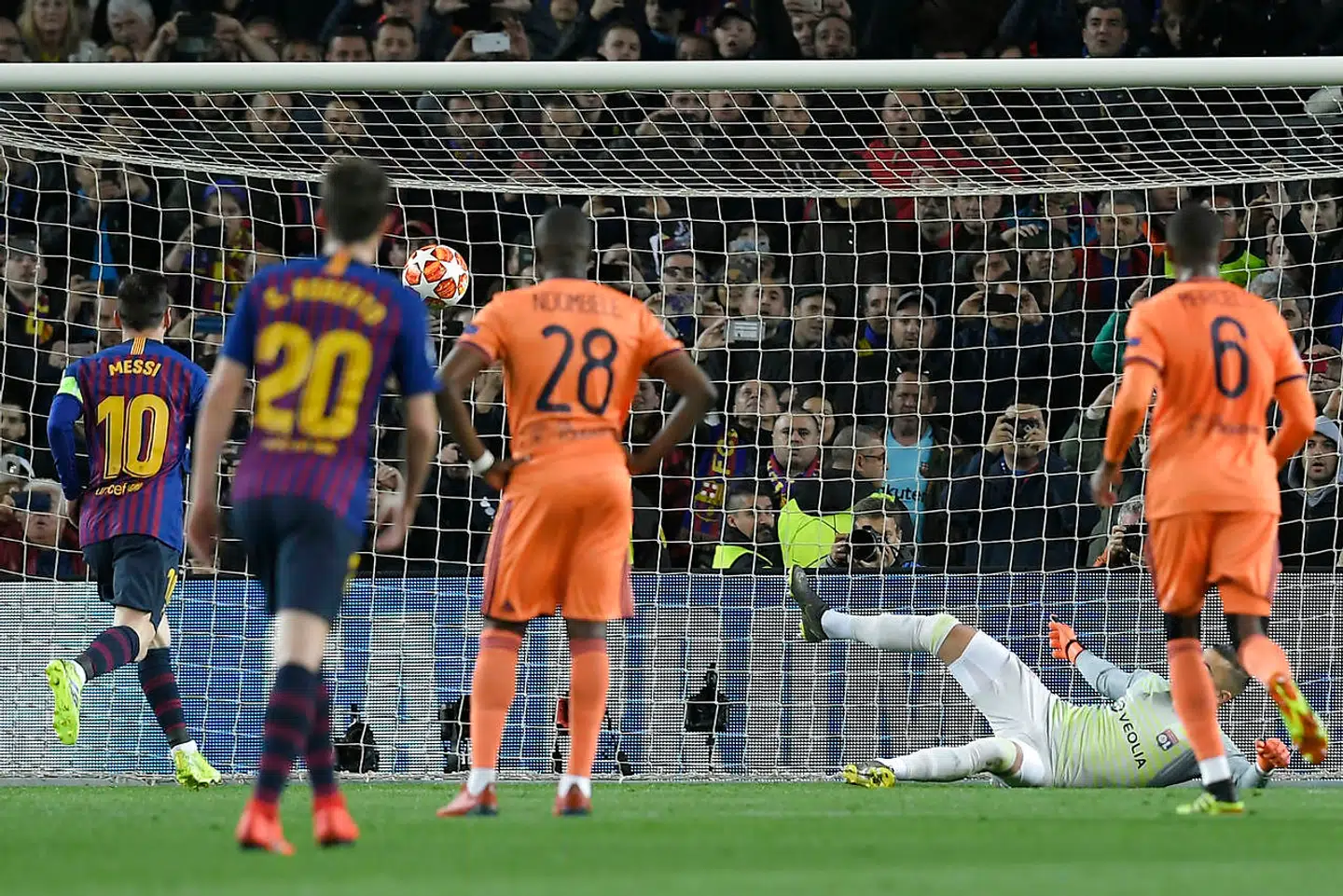 Barcelona's Argentinian forward Lionel Messi (L) scores a goal after shooting a penalty kick during the UEFA Champions League round of 16, second leg football match between FC Barcelona and Olympique Lyonnais at the Camp Nou stadium in Barcelona on March 13, 2019. (Photo by LLUIS GENE / AFP)
