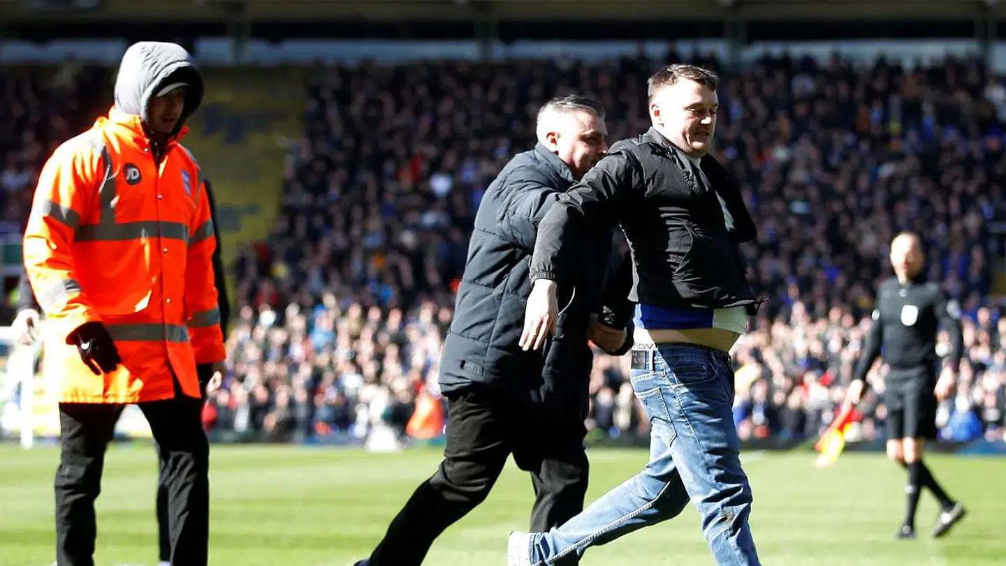 Her bliver Paul Mitchell eskorteret fra banen, efter han slog Grealish i hovedet. Reuters/Carl Recine EDITORIAL USE ONLY.