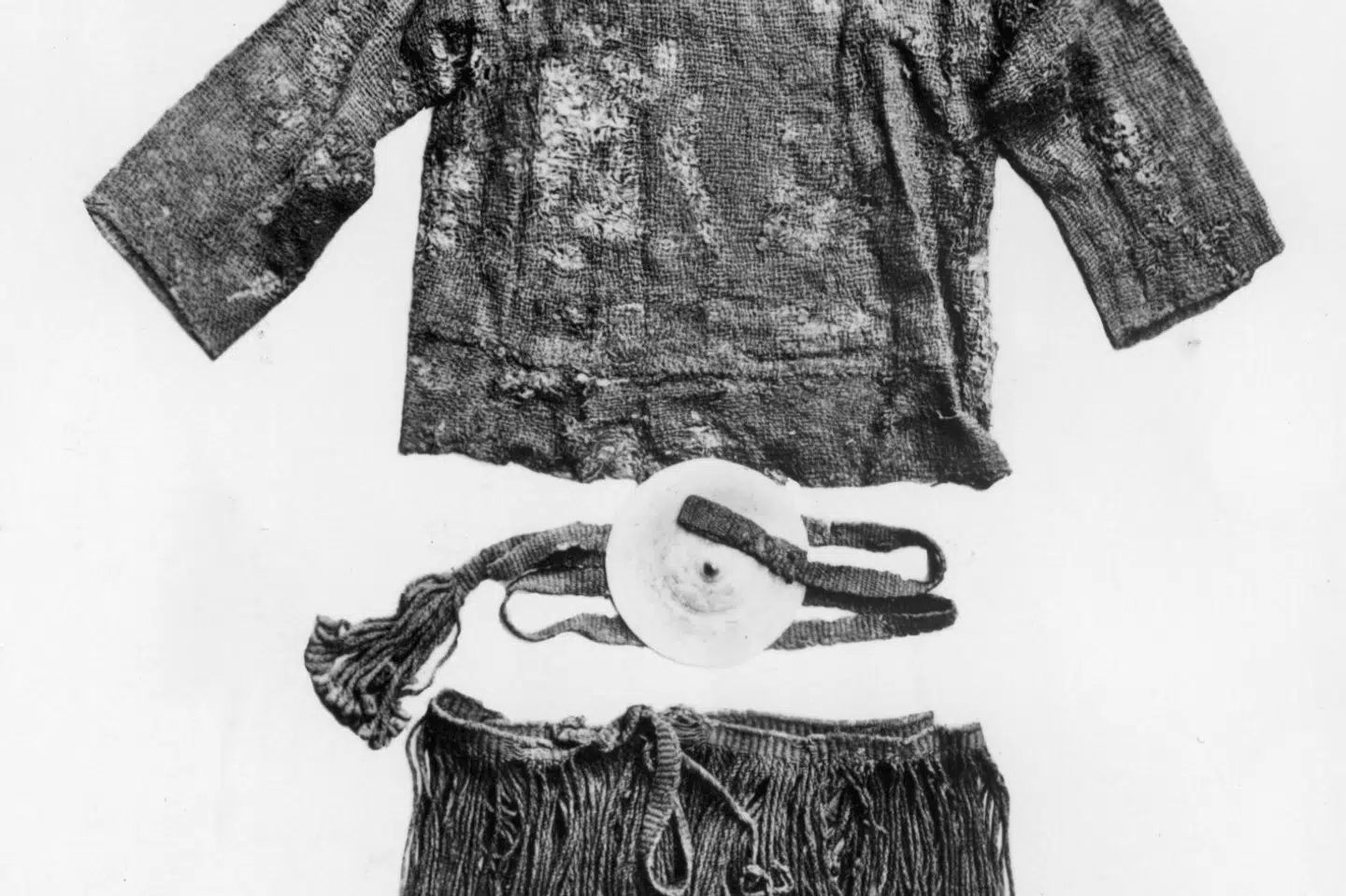 Egtvedpigen - hvis klædedragt ses på fotoet - er blandt de mest berømte gravfund i Danmark. Det er tidligere berettet, at hun og Skrydsstruppigen formentlig kom fra udlandet, men to forskere har udført et studie, som viser, at der måske er tale om to danske kvinder. (Arkivfoto). NF/Ritzau Scanpix