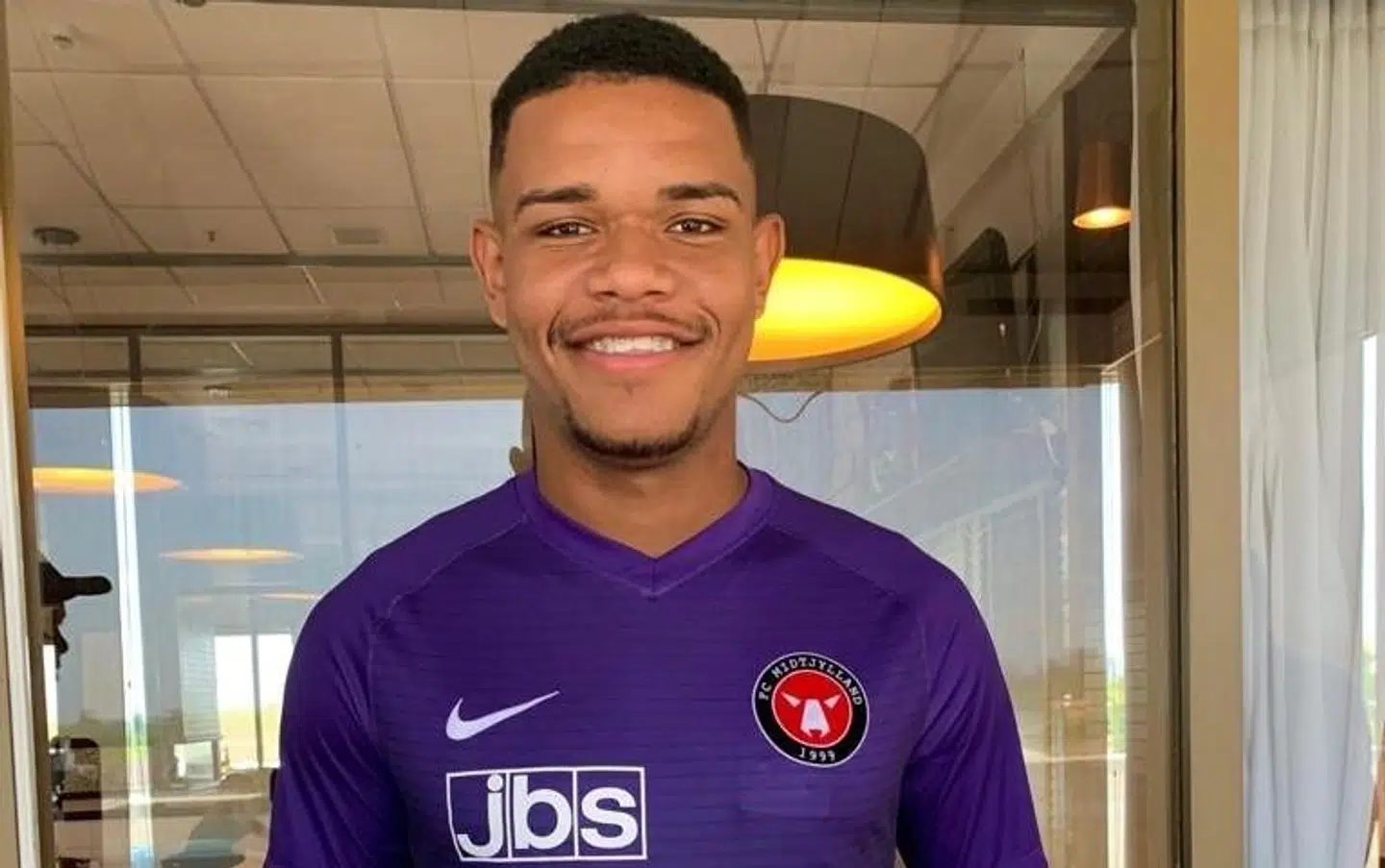 Brasilianske Patrick er med mod Manchester United.