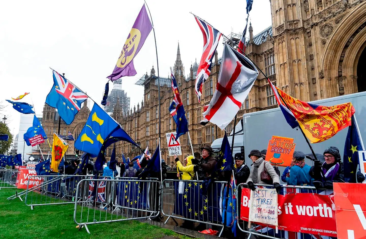 Der demonstreres igen foran Westminster Palace.