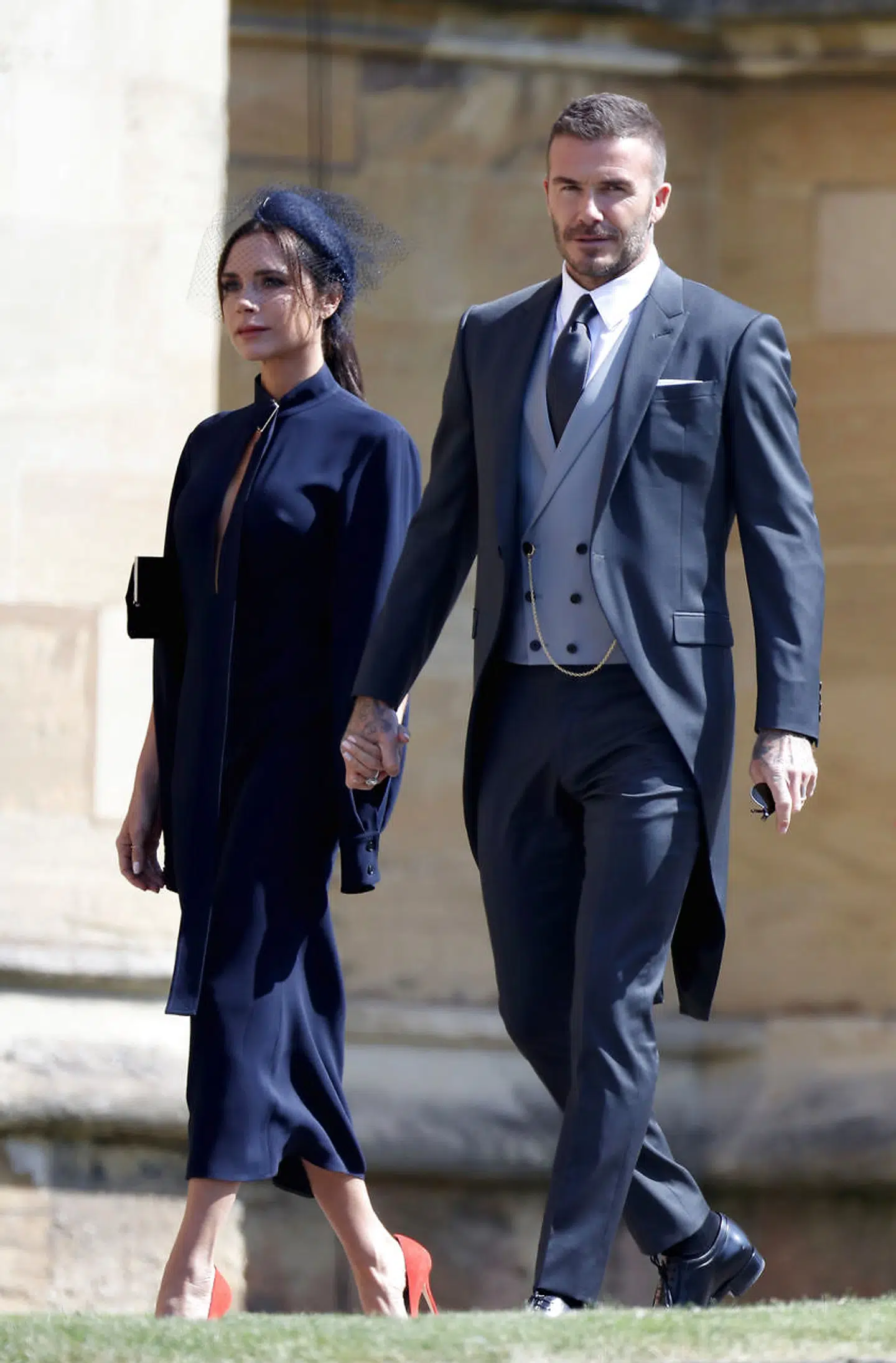 Beckham-parret er ikke bare velhavende, de omgåes også nogle af samfundets allerøverste. Her ses de ved Meghan Markle (som hun dengang hed) og prins Harrys bryllup i maj 2018. Chris Jackson/Pool via REUTERS