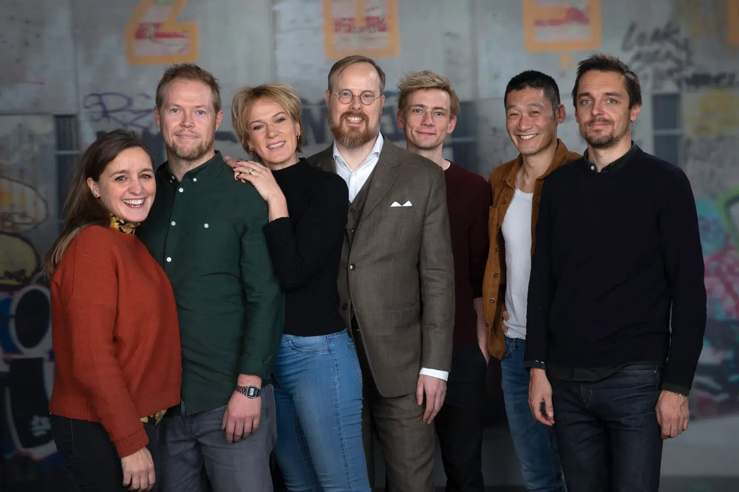 Holdet bag 'Bedrag III'. I midten ses Jeppe Gjervig Gram, forfatteren bag serien.