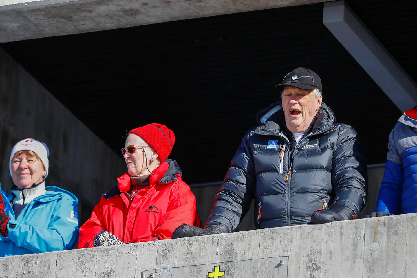 Dronning Margrethe med Oslos ordfører Marianne Borgen og kong Harald under langrenn 30 km fellesstart kvinner i Holmenkollen søndag.