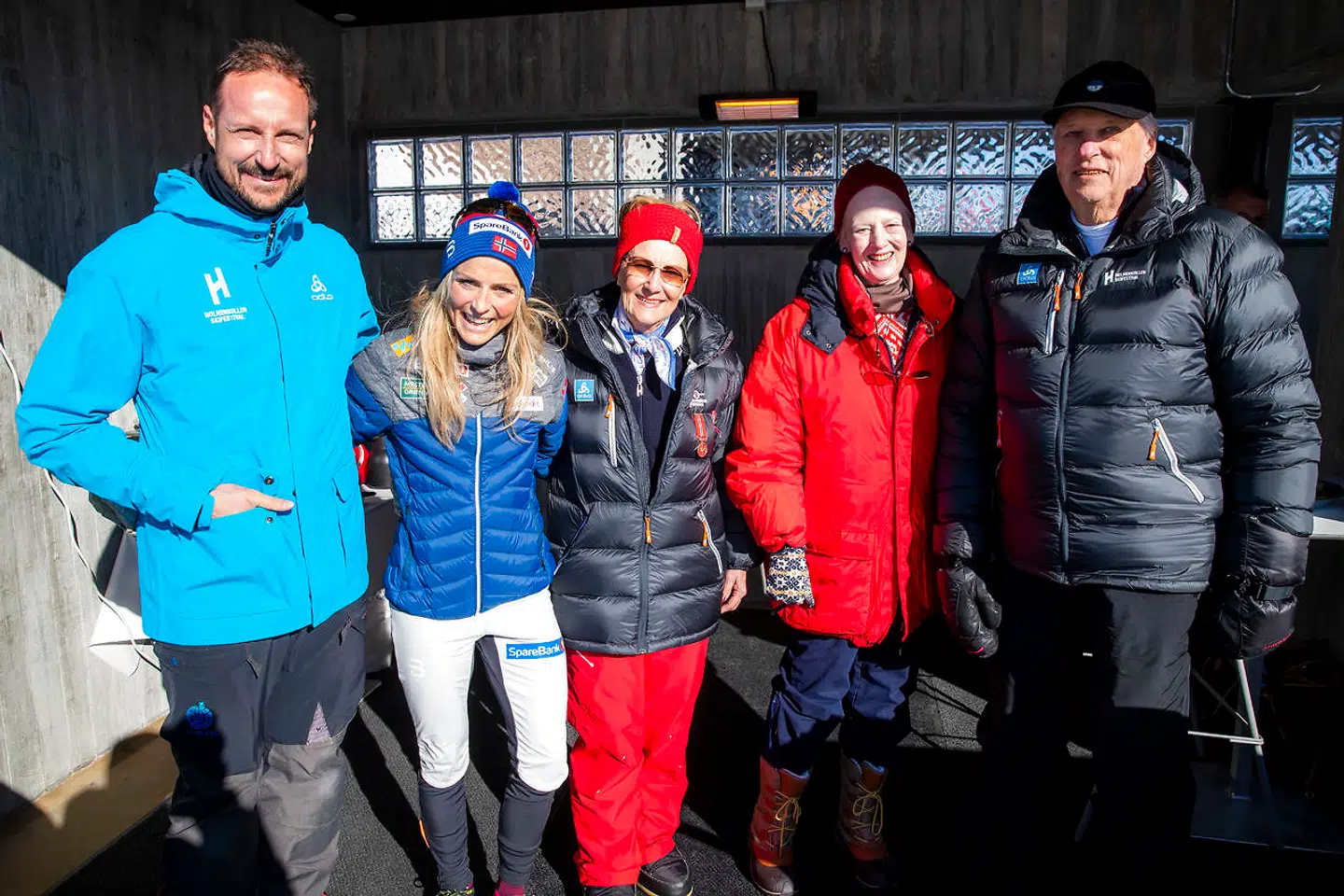 Dronning Margrethe sammen med kronprins Haakon, langrendsløber Therese Johaug, dronning Sonja og kong Harald.