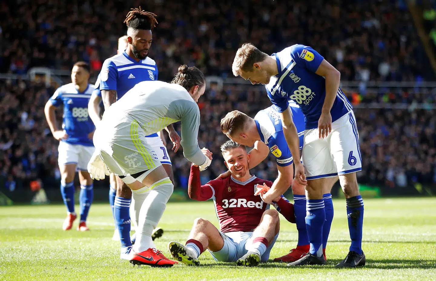 Aston Villa-spilleren Jack Grealish blev hurtigt hjulpet op af modspillere fra Birmingham.