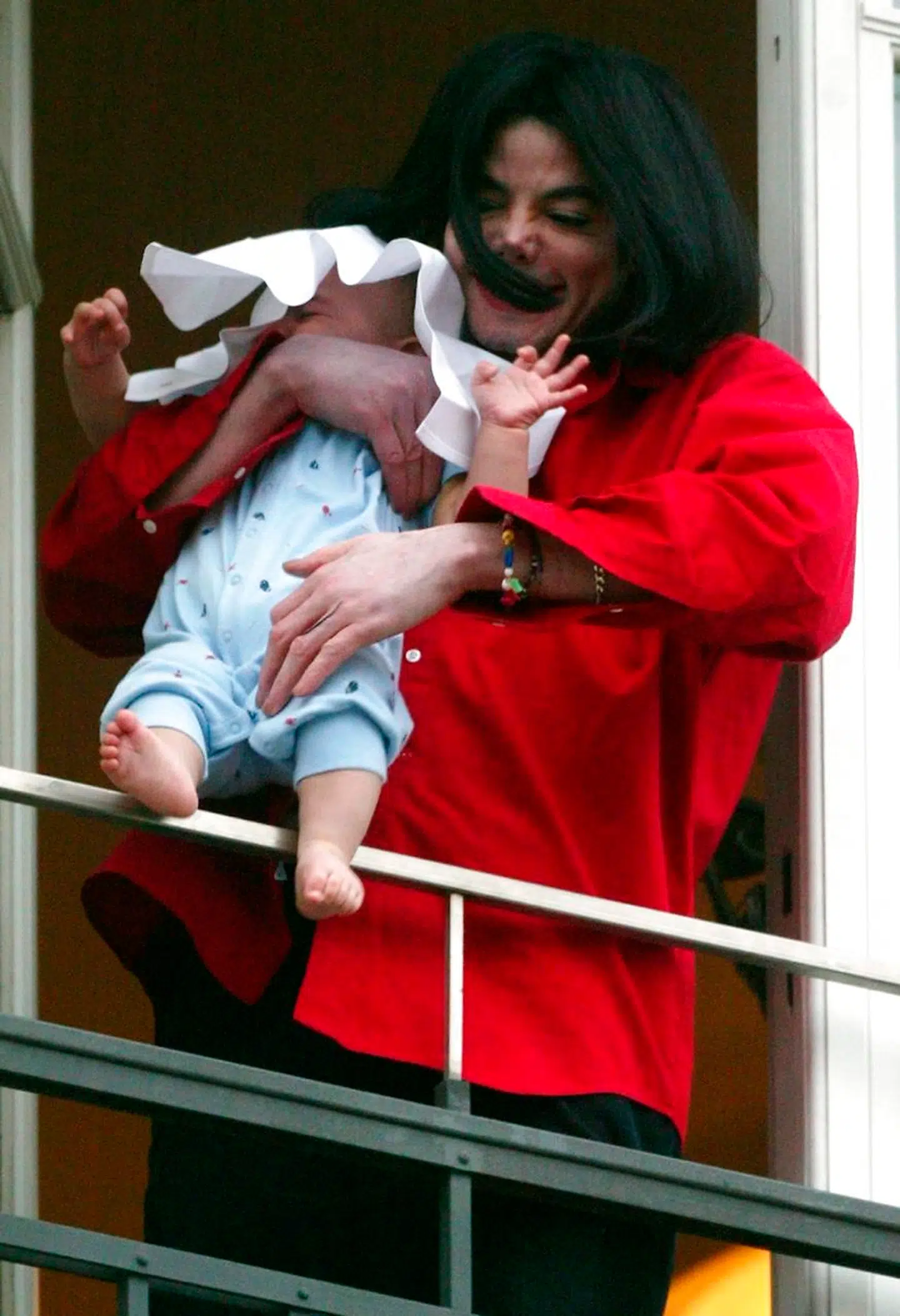 Entertaineren og popstjernen holder Blanket ud over altanen på Hotel Adlon i Berlin i november 2002.