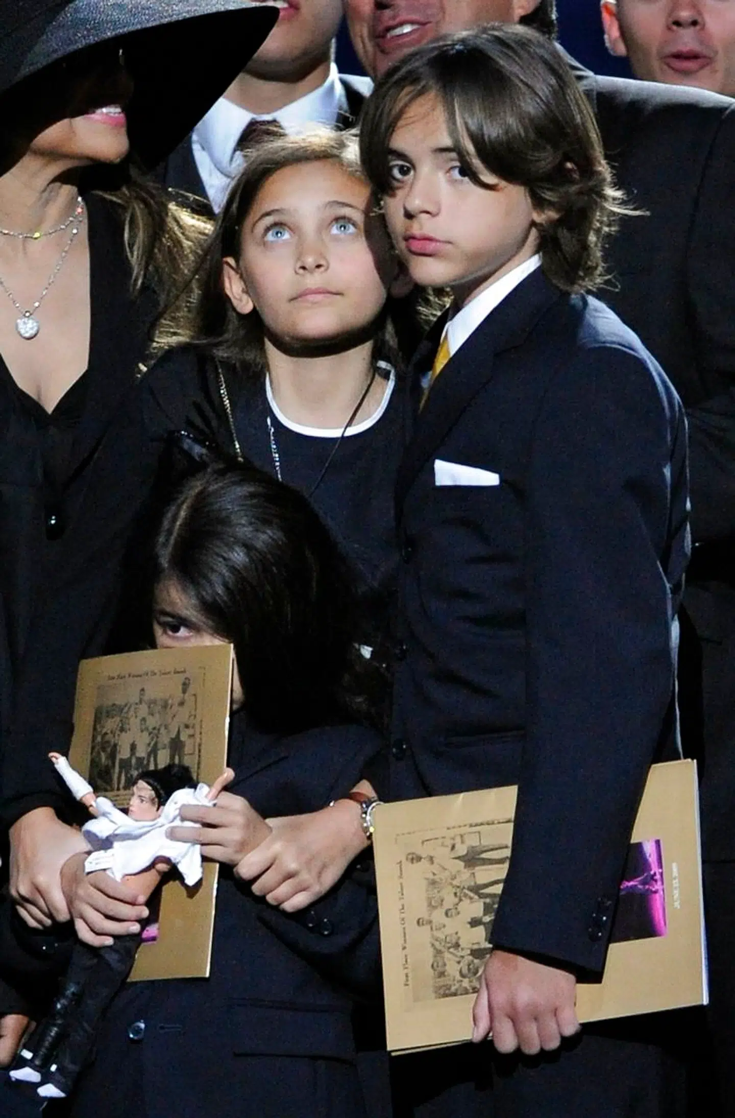 Paris Jackson var blot 11 år gammel, da hendes far døde. Her ses hun med sine brødre Michael Joseph Jackson, jr. (th) og Prince Michael Jackson II til mindehøjtideligheden for deres far den 7. juli 2009.
