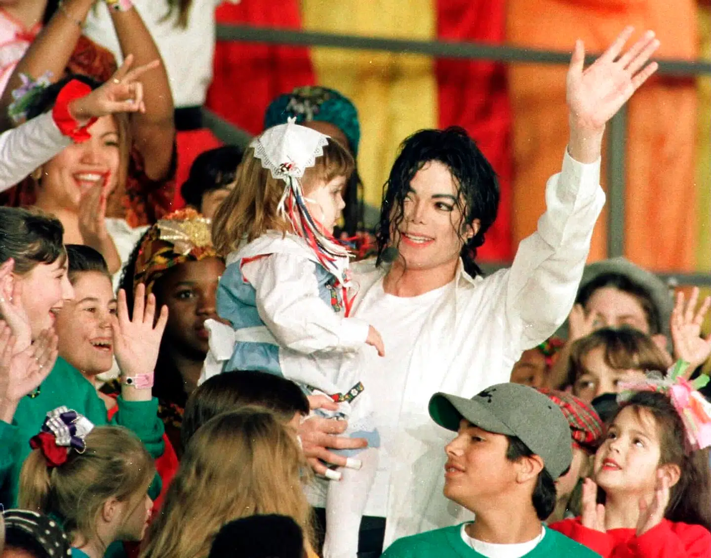 Michael Jackson omgivet af børn under sin optræden ved NFL Superbowl i januar 1993.