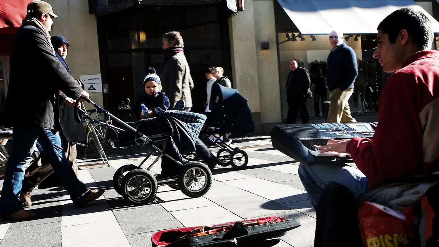 Gademusikant i indre København håber på en skilling for sine evner med keyboardet. Arkivfoto.