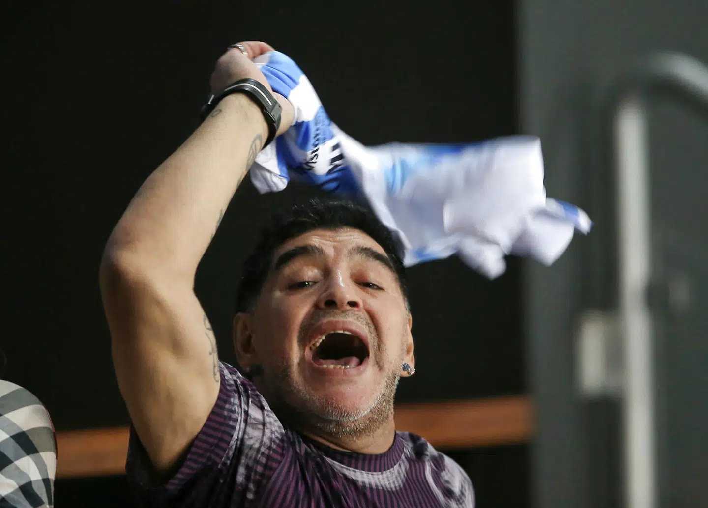 Det er ikke kun fodbold, Maradona lader sig begejstre over. Her er det til en tennislandskamp med Argentina i Davis Cup.
