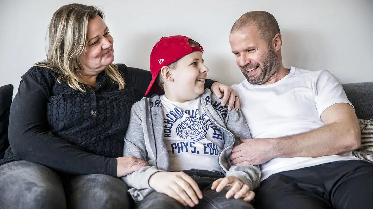 Mikkel ses her sammen med sine forældre Rikke Møller Andersen og Henrik Møller.