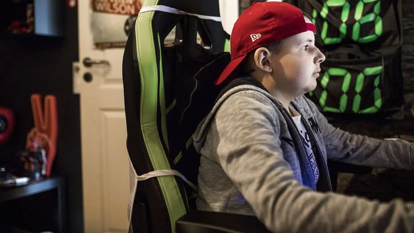 Mikkel spiller computer på sit værelse.