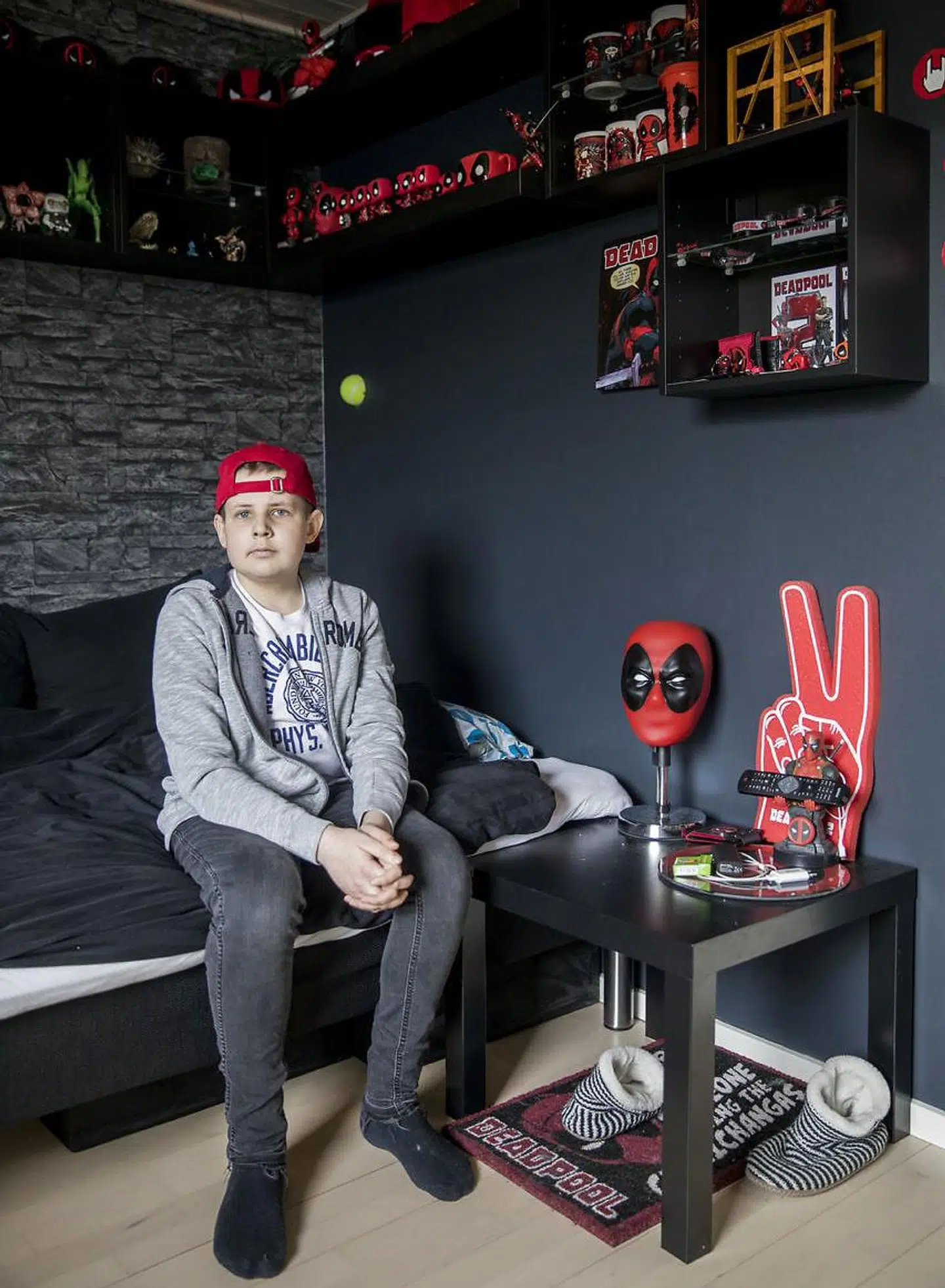 Mikkel på sit værelse i Hedehusene.