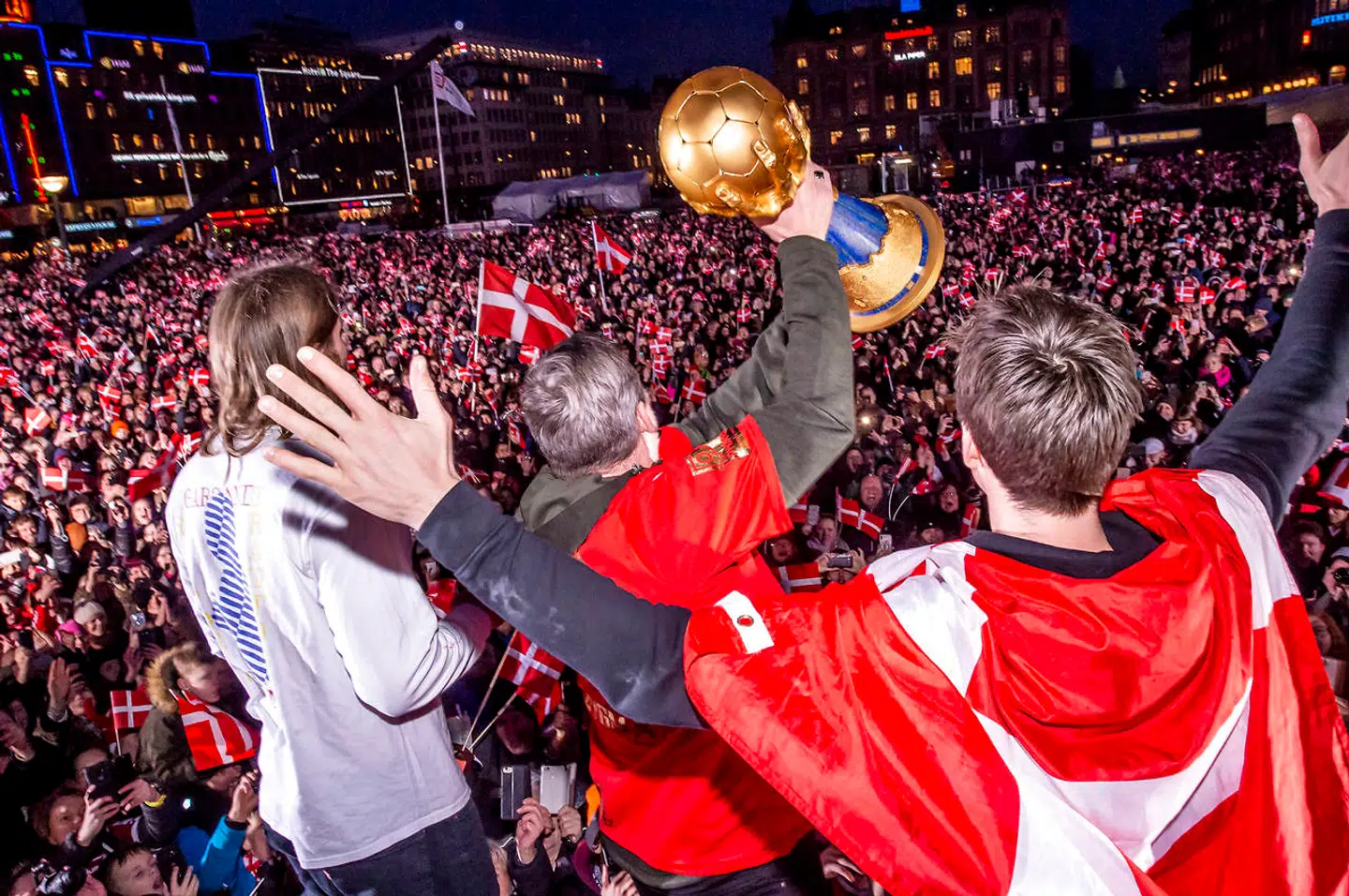 Nikolaj Jacobsen med trofæet på Rådhuspladsen i København - her sammen med Mikkel Hansen (venstre) og Hans Lindberg.