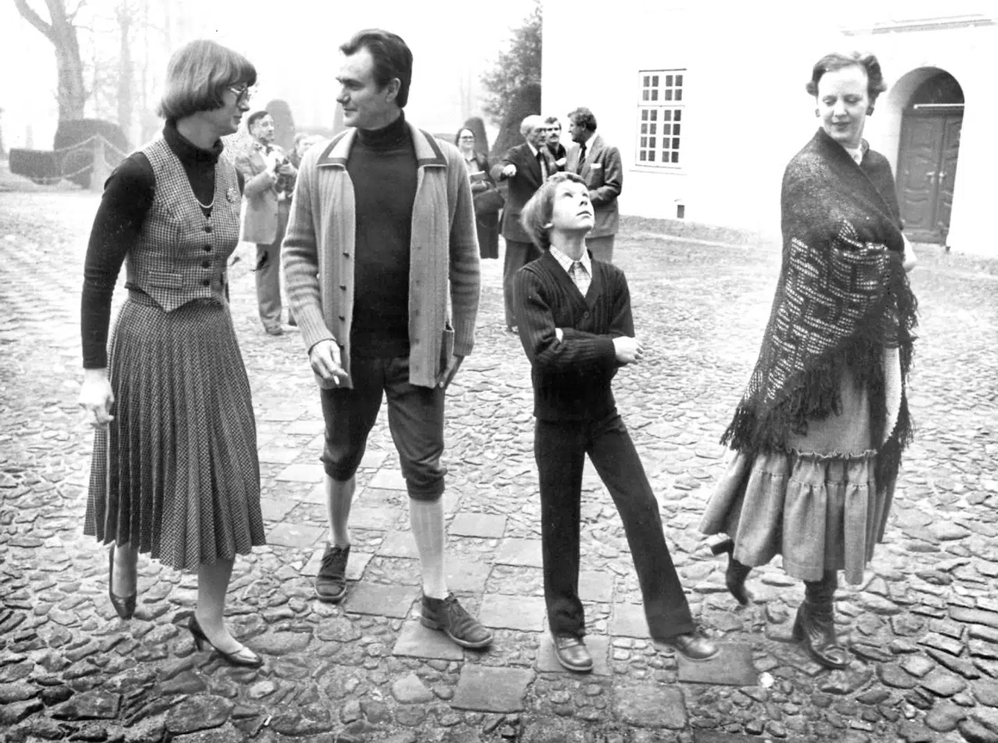En niårig prins Joachim med fru Shack (tv.), prins Henrik og dronning Margrethe ved overdragelsen af Schackenborg Slot 27. december 1978.
