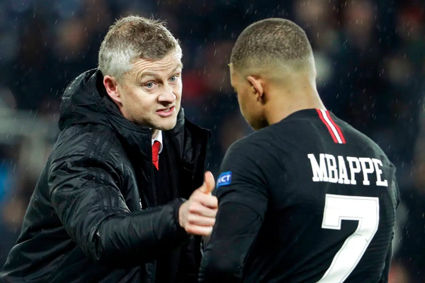 Ole Gunnar Solskjær taler med PSGs Kylian Mbappe efter onsdagens CL-triumf.