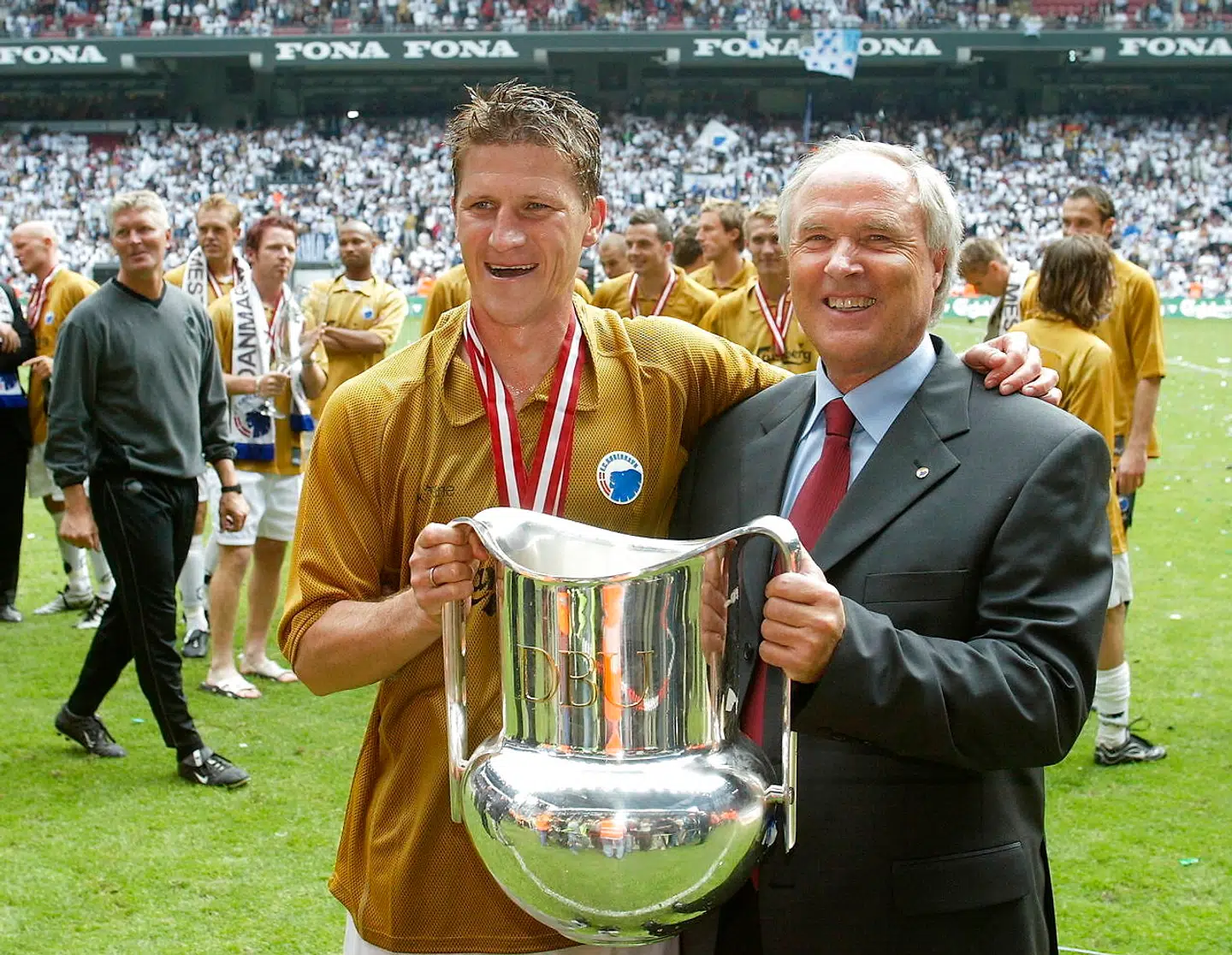 FCKs bestyrelsesformand Flemming Østergaard og anfører Peter Nielsen, da FCK blev danske mestre i 2003.