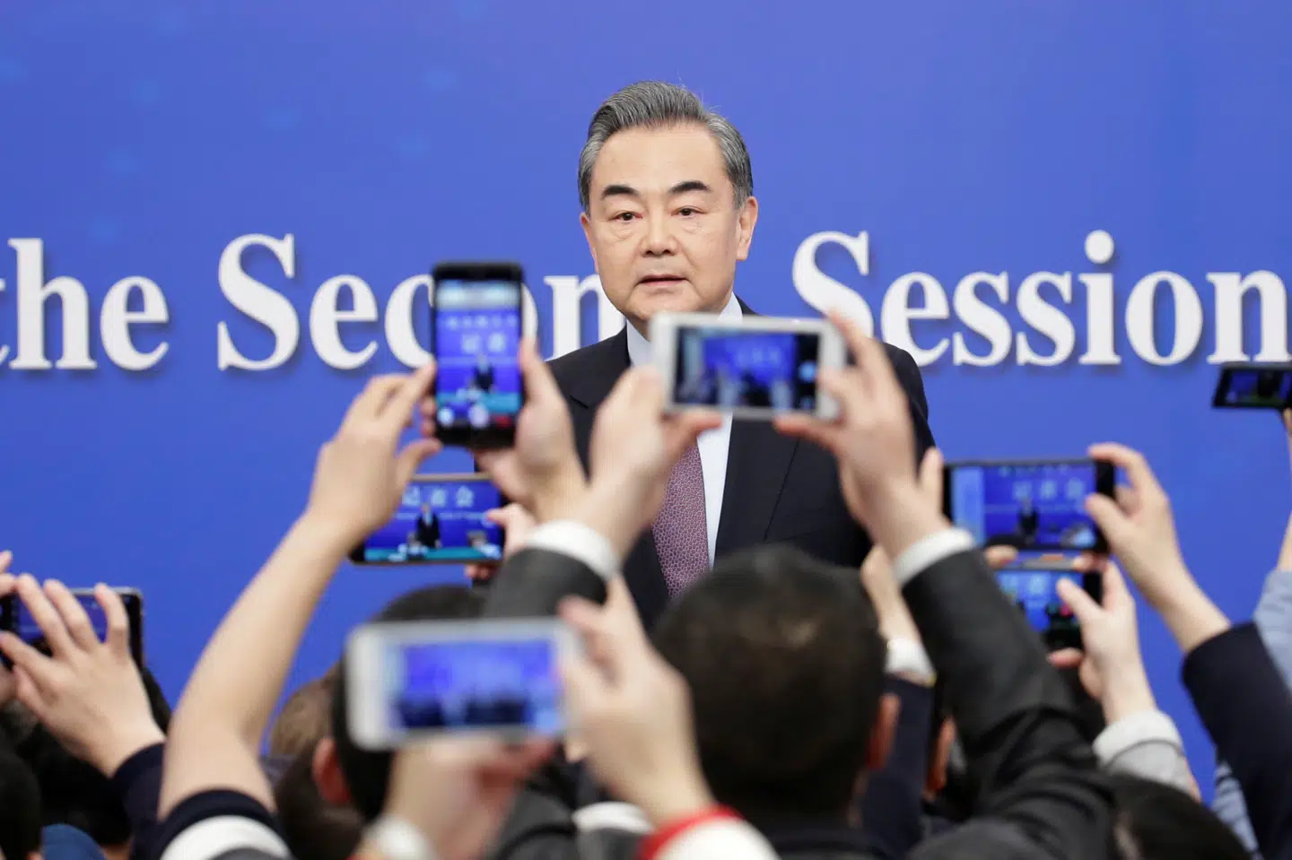 Kinas udenrigsminister, Wang Yi, gør på et pressemøde natten til fredag dansk tid klart, at den kinesiske regering har i sinde at bruge alle nødvendige midler for at støtte Huaweis søgsmål mod den amerikanske regering. Jason Lee/Reuters