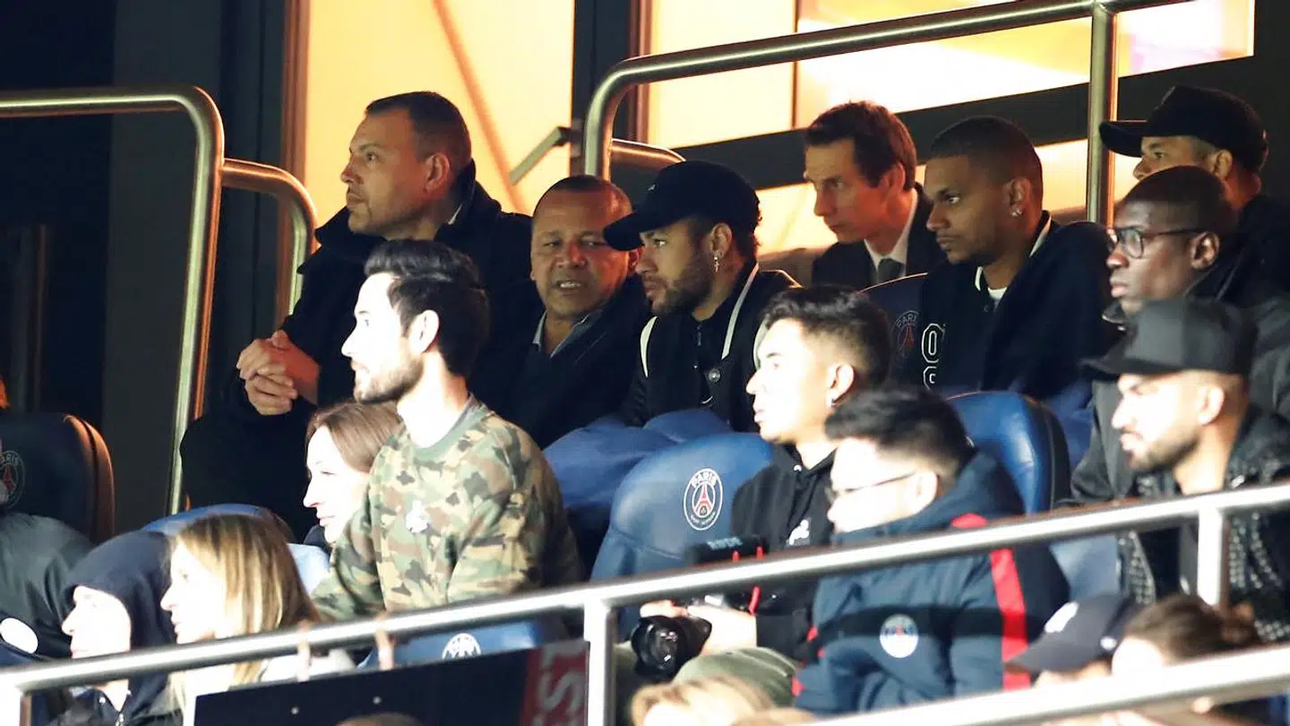 Neymar så kampen fra tribunen.