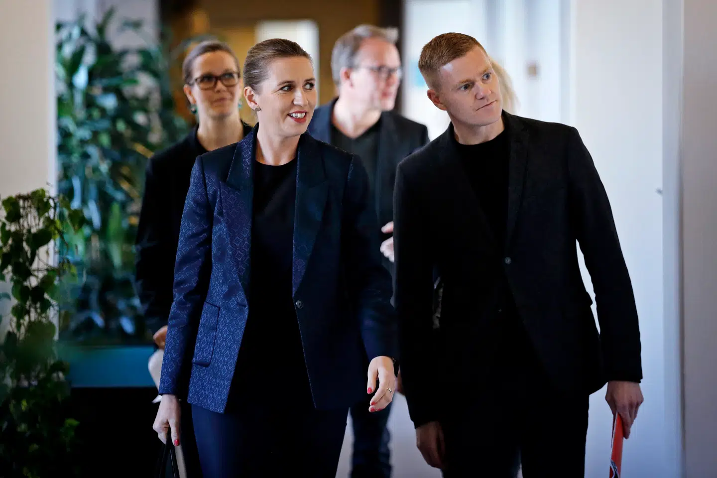 Socialdemokratiets pressechef, Mads Brandstrup (th.), var informeret om Dansk Socialdemokratisk Ungdoms strategi med at skjule sandheden om krænkelsessag i 2017.