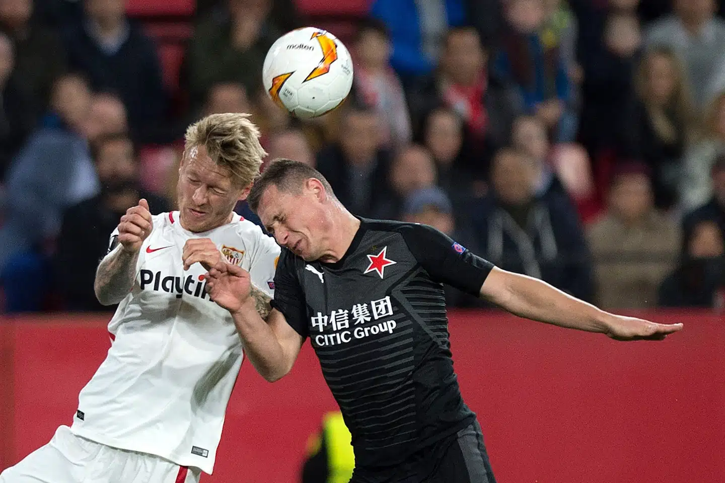 Sevilla med danske Simon Kjær i startopstillingen fik blot uafgjort mod Slavia Prag. Her er den danske landsholdsanfører i kamp mod Prags Jan Boril. Jorge Guerrero/Ritzau Scanpix