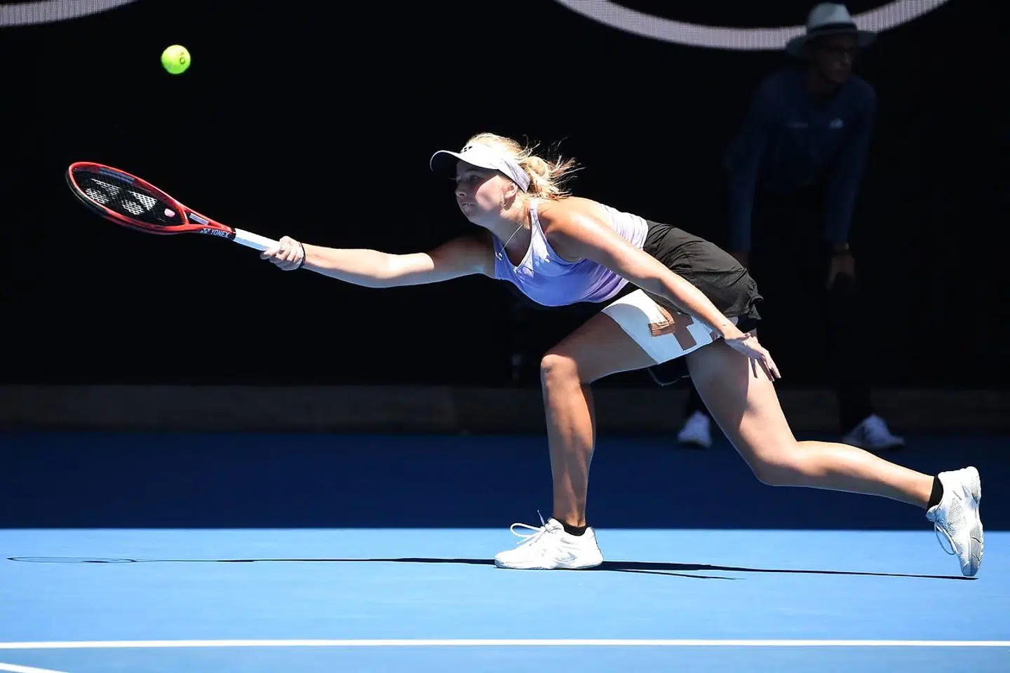 Clara Tauson i aktion på tennisbanen i januar ved Australian Open, hvor hun vandt finalen i pigesinglerækken.