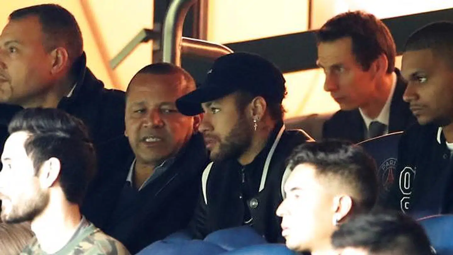 Neymar på VIP-pladserne.