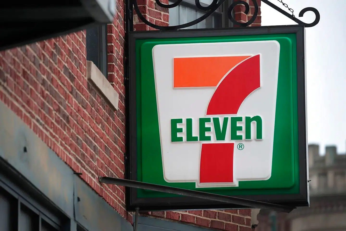 Emmely har arbejdet i 7-Eleven på Hovedbanegården i København, i Odense og i Birkerød. Hun stoppede med udgangen af februar.