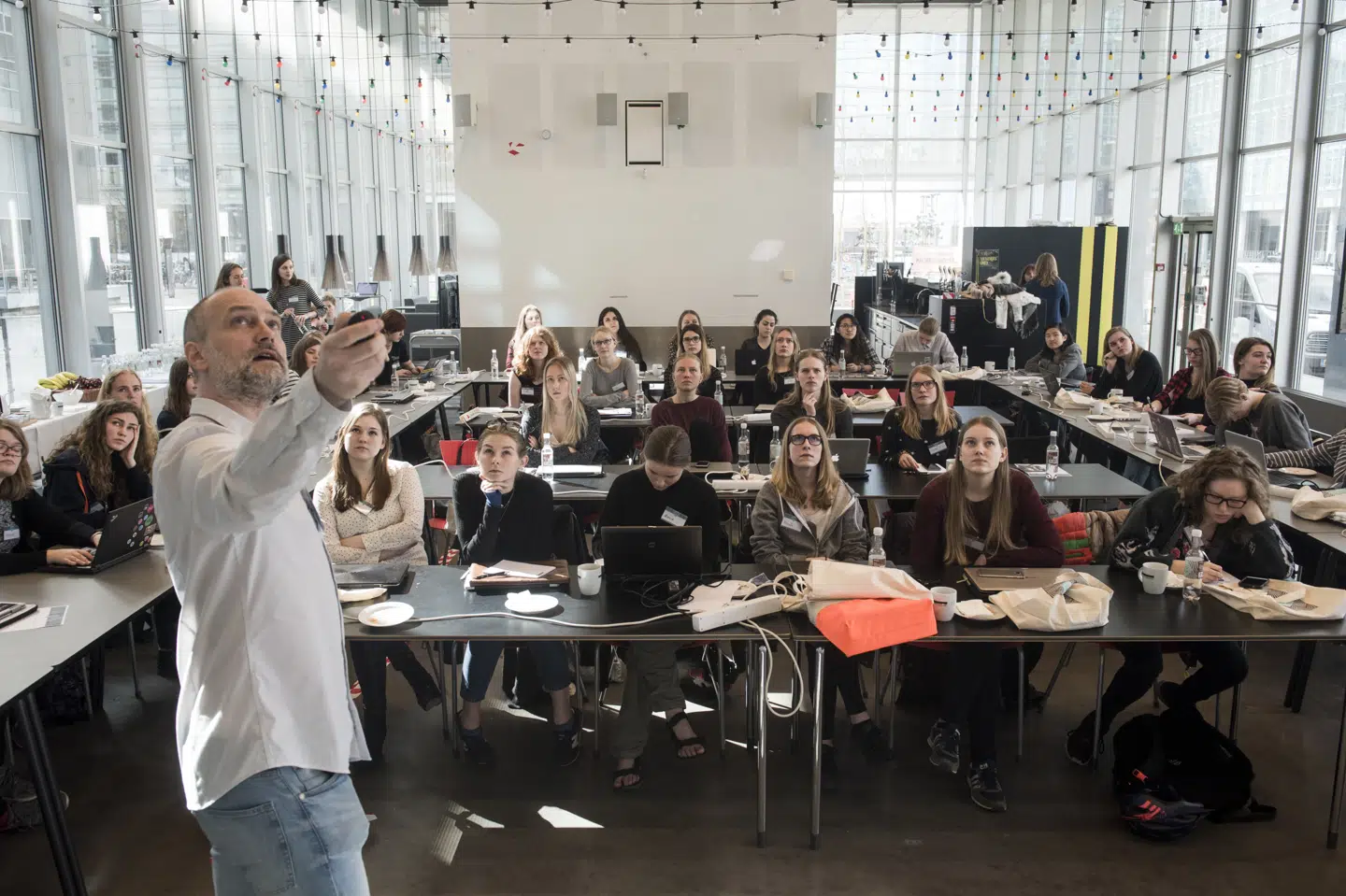 De unge skal ifølge en anbefaling fra regeringens stresspanel lære at mestre livet ved blandt andet at stille sig kritisk over for påvirkninger fra sociale medier. Anbefalingen er inspireret af et tiltag i Norge. (Arkivfoto) Mads Joakim Rimer Rasmussen/Ritzau Scanpix