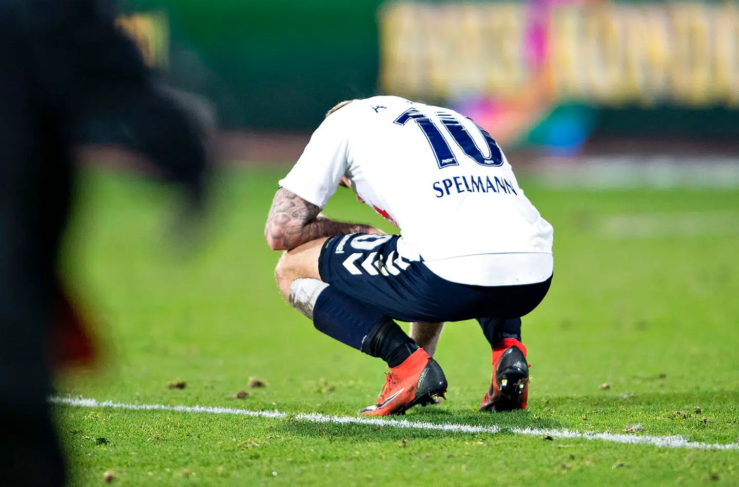 AGF's Martin Spelmann sidder nedbøjet efter nederlaget i superligakampen mellem AGF og AC Horsens på Ceres Park i Aarhus mandag 26. november 2018. (Foto: Henning Bagger/Ritzau Scanpix)