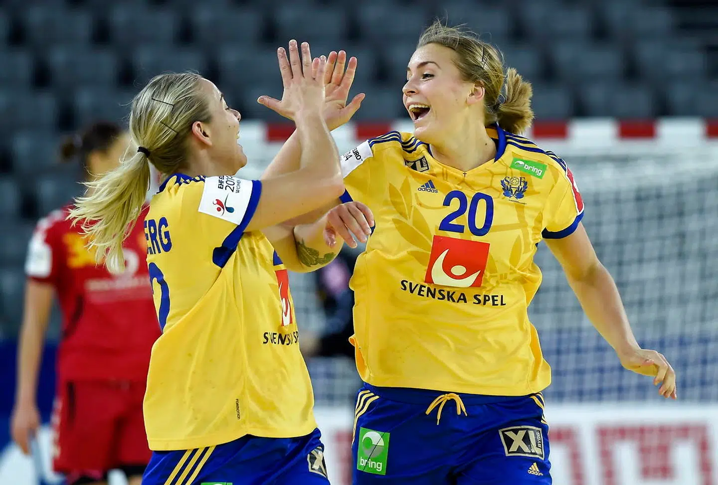 Jessica Helleberg (tv.) jubler sammen med Isabelle Gullden.